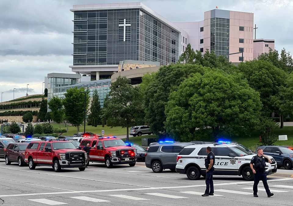 Emergency personnel work at the scene of a shooting at the Warren Clinic in Tulsa, Oklahoma, June 1, 2022. Photo: REUTERS