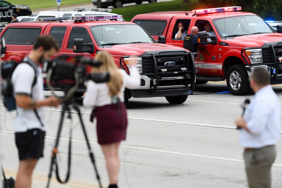 Emergency personnel work at the scene of a shooting at the Warren Clinic in Tulsa, Oklahoma, June 1, 2022. Photo: REUTERS