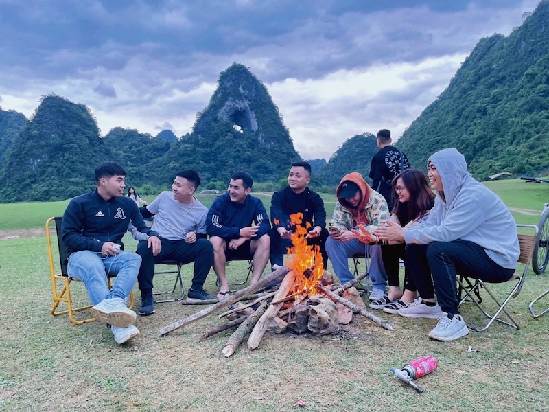 Visitors enjoy a campfire near Mat Than Mountain in Cao Bang Province, northern Vietnam. Photo: Ly Dao Huy / Tuoi Tre