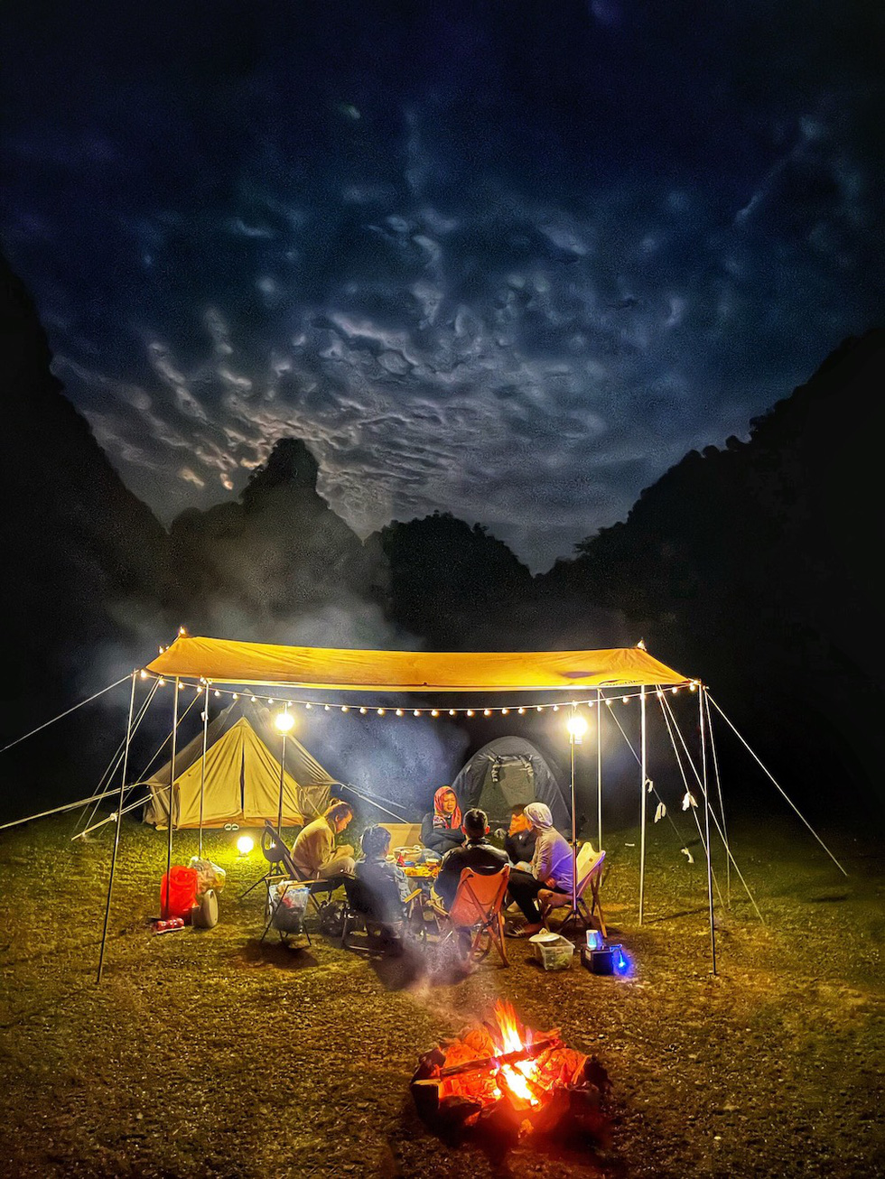 Visitors enjoy a campfire near Mat Than Mountain in Cao Bang Province, northern Vietnam. Photo: Ly Dao Huy / Tuoi Tre