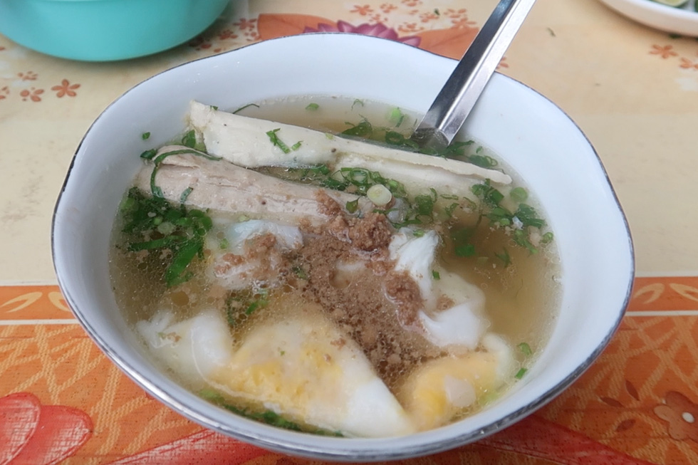 Unlike other localities, Cao Bang steamed rice rolls have bouillon. A bowl of steamed rice rolls includes three pork-stuffed rolls, an egg-stuffed roll, two pork bolognas and bouillon. A bowl costs VND35,000 ($1.5). Photo: Yen Vi Vu / Tuoi Tre