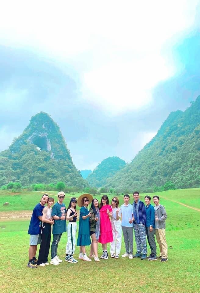 A group of tourists pose against the backdrop of Mat Than Mountain in Cao Bang Province, northern Vietnam. Photo: Ly Dao Huy / Tuoi Tre