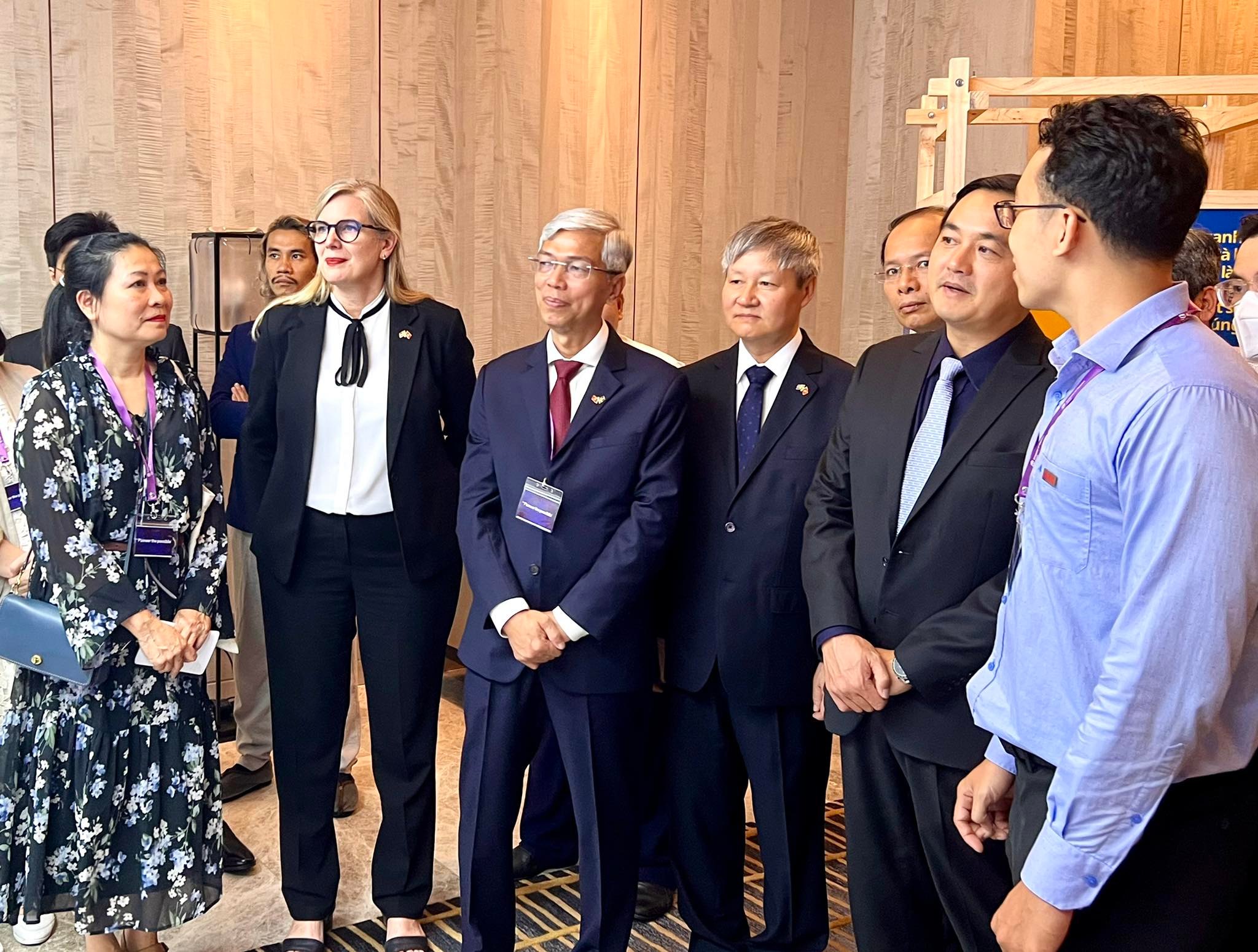 Swedish Ambassador to Vietnam Ann Måwe and vice-chairman of the Ho Chi Minh City People’s Committee Vo Van Hoan talk with a business at the ‘Pioneer the Possible’ Exhibition in Ho Chi Minh City, June 2, 2022. Photo: Duy Khang / Tuoi Tre