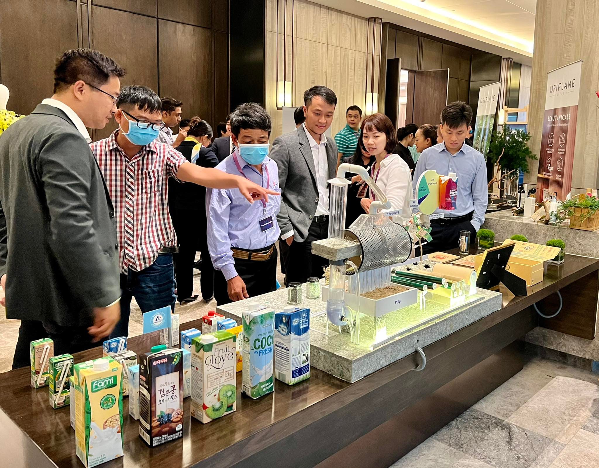 Participants check out the beverage carton recycling process of Sweden’s Tetra Pak Company at the ‘Pioneer the Possible’ Exhibition in Ho Chi Minh City, June 2, 2022. Photo: Duy Khang / Tuoi Tre