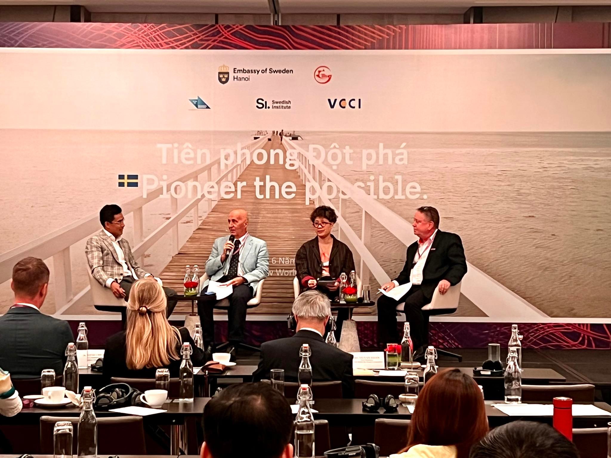The panel discussion on a fossil fuel-free Vietnam takes place within the framework of the ‘Pioneer the Possible’ program in Ho Chi Minh City, June 2, 2022. Photo: Duy Khang / Tuoi Tre