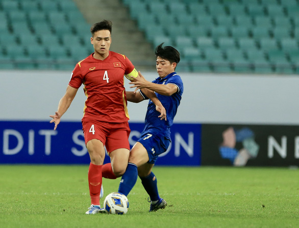 Vietnamese Bui Hoang Viet Anh (L) and Thai Ekanit Panya vie for a ball in a Group C match at the 2022 AFC U23 Asian Cup at Bunyodkor Stadium in Uzbekistan, June 2, 2022. Photo: Huu Tan / Tuoi Tre