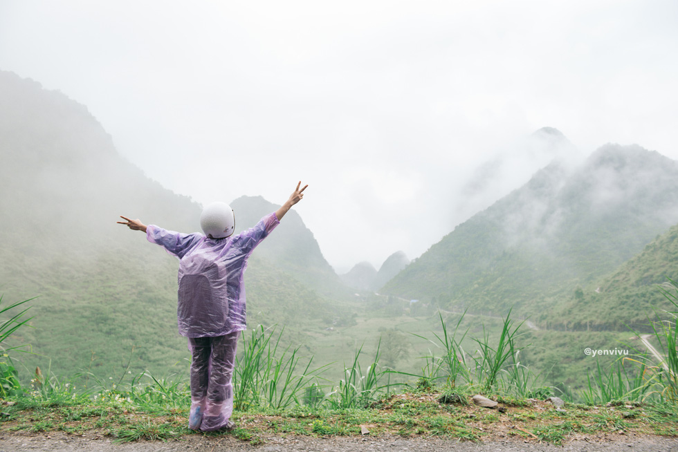 The way to Cao Bang includes passes such as: Ma Phuc, Khau Lieu, and Me Pia. Tough and winding mountain roads amid the immense and virgin forest will stimulate the senses of travelers. Photo: Yen Vi Vu / Tuoi Tre