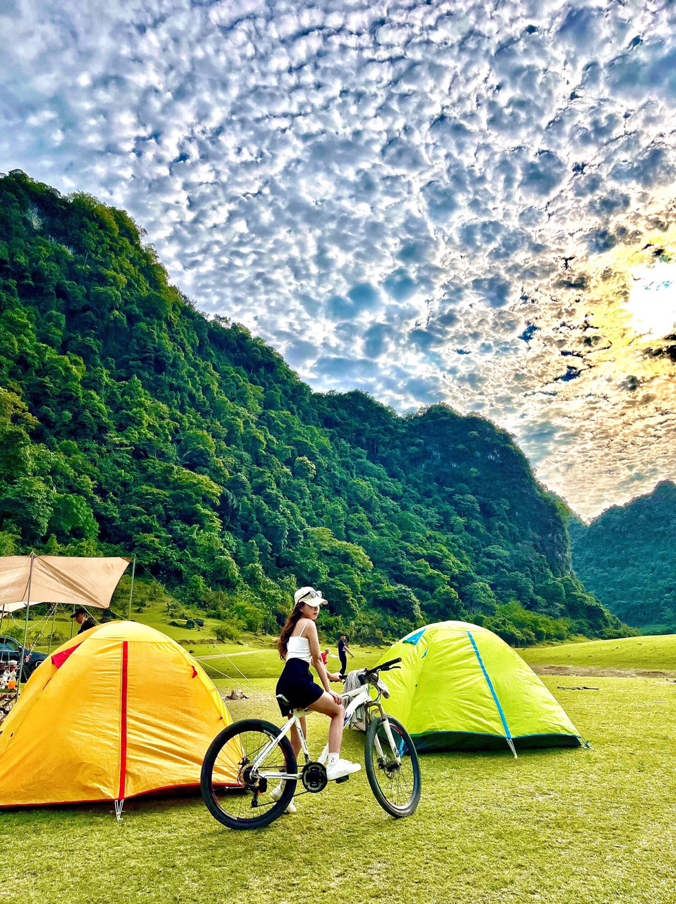 A young woman camps at Mat Than Mountain in Cao Bang Province, northern Vietnam. Photo: Ly Dao Huy / Tuoi Tre
