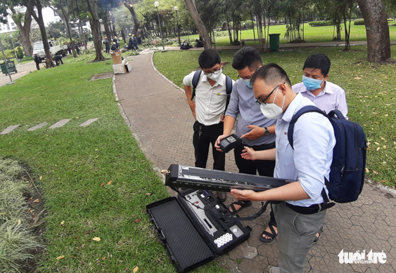 Ho Chi Minh City uses specialized instrument to detect tree rot