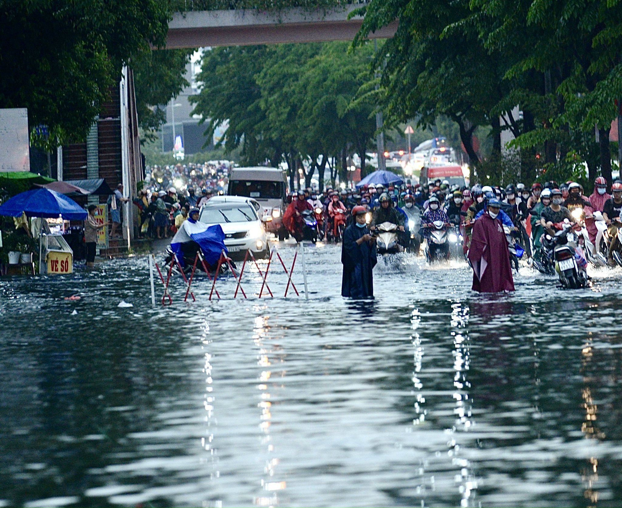 Traffic congestion on flooded Dien Bien Phu Street in Binh Thanh District, Ho Chi Minh City, June 2, 2022. Photo: T.T.D. / Tuoi Tre