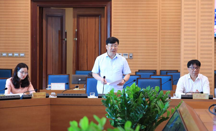 Director of the Hanoi Department of Construction Vo Nguyen Phong speaks at the meeting on June 2, 2022. Photo: Hanoi People’s Committee 
