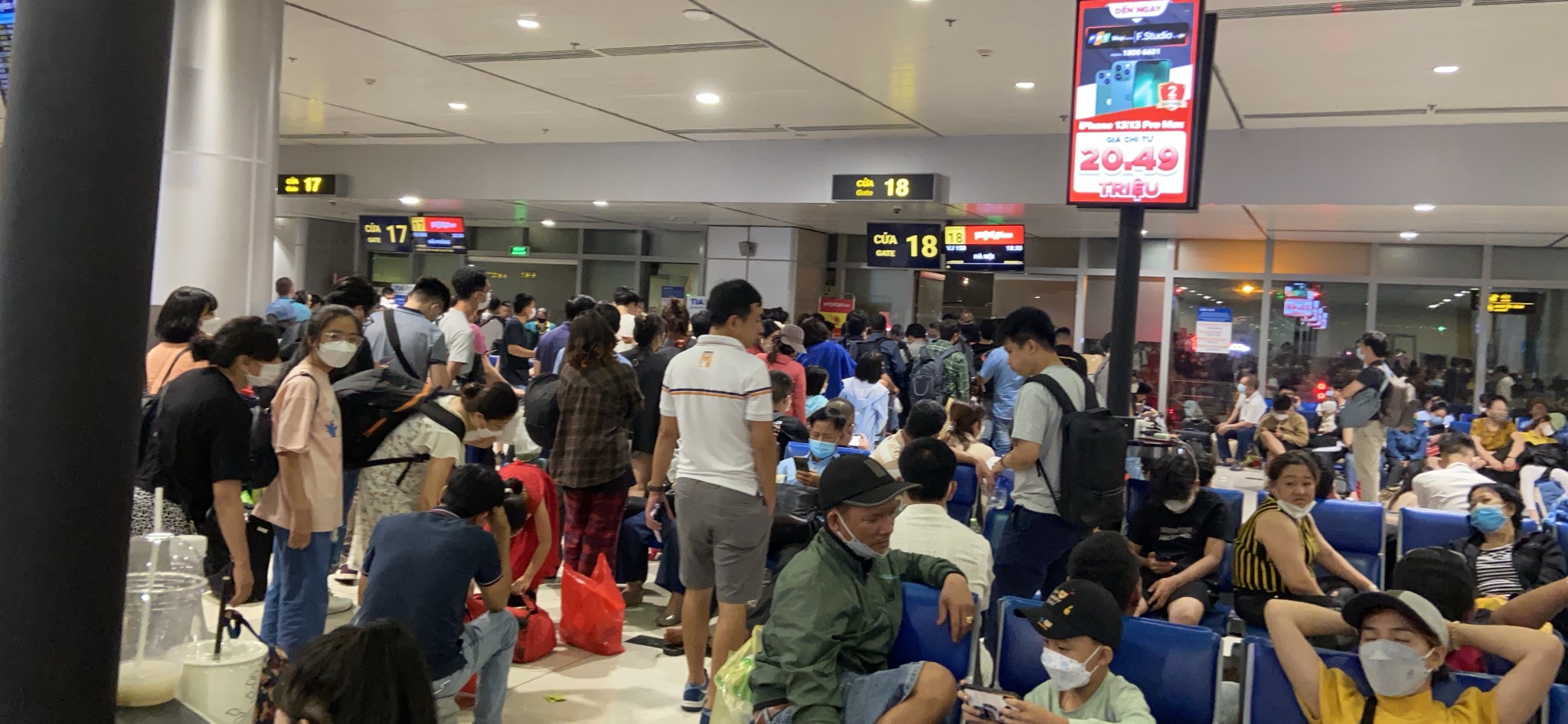 Bad weather, system outage cause mass delay at Ho Chi Minh City airport