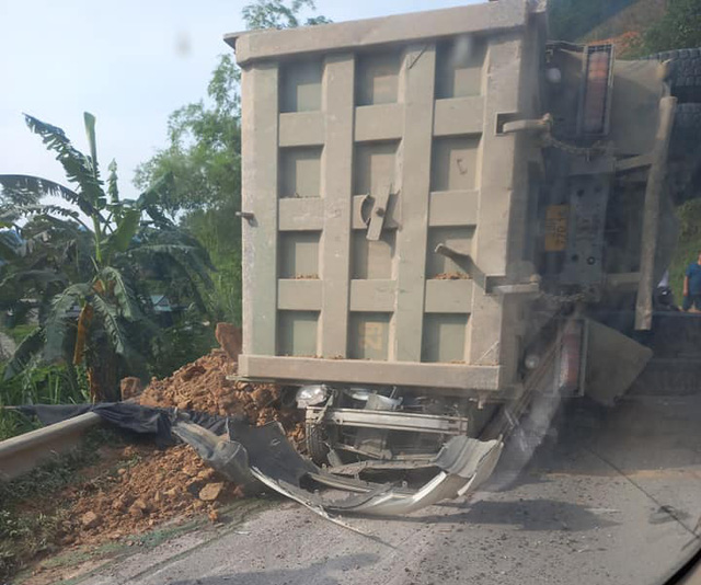 The truck tips over along a section of the Ho Chi Minh Highway in Hoa Binh Province, Vietnam, June 4, 2022. Photo: OFFB