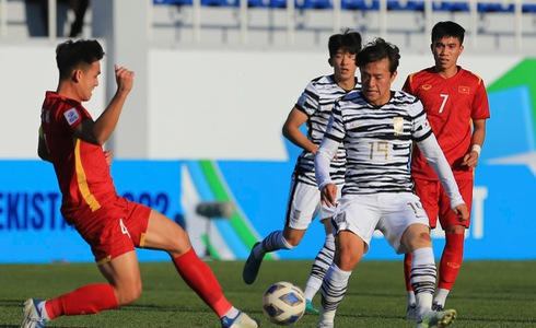Vietnam (in red) and South Korea players vie for a ball in their second Group C game of the 2022 AFC U23 Asian Cup in Uzbekistan, June 5, 2022. Photo: Huu Tan / Tuoi Tre.