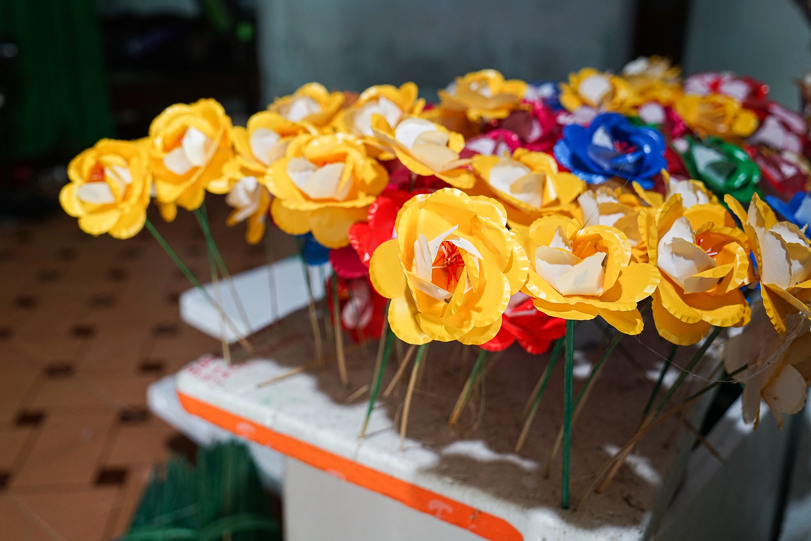 Paper flowers are diverse in colors, sizes, types and are used for various purposes. They are all colorful and eye-catching. Photo: Nguyen Trung Au / Tuoi Tre News