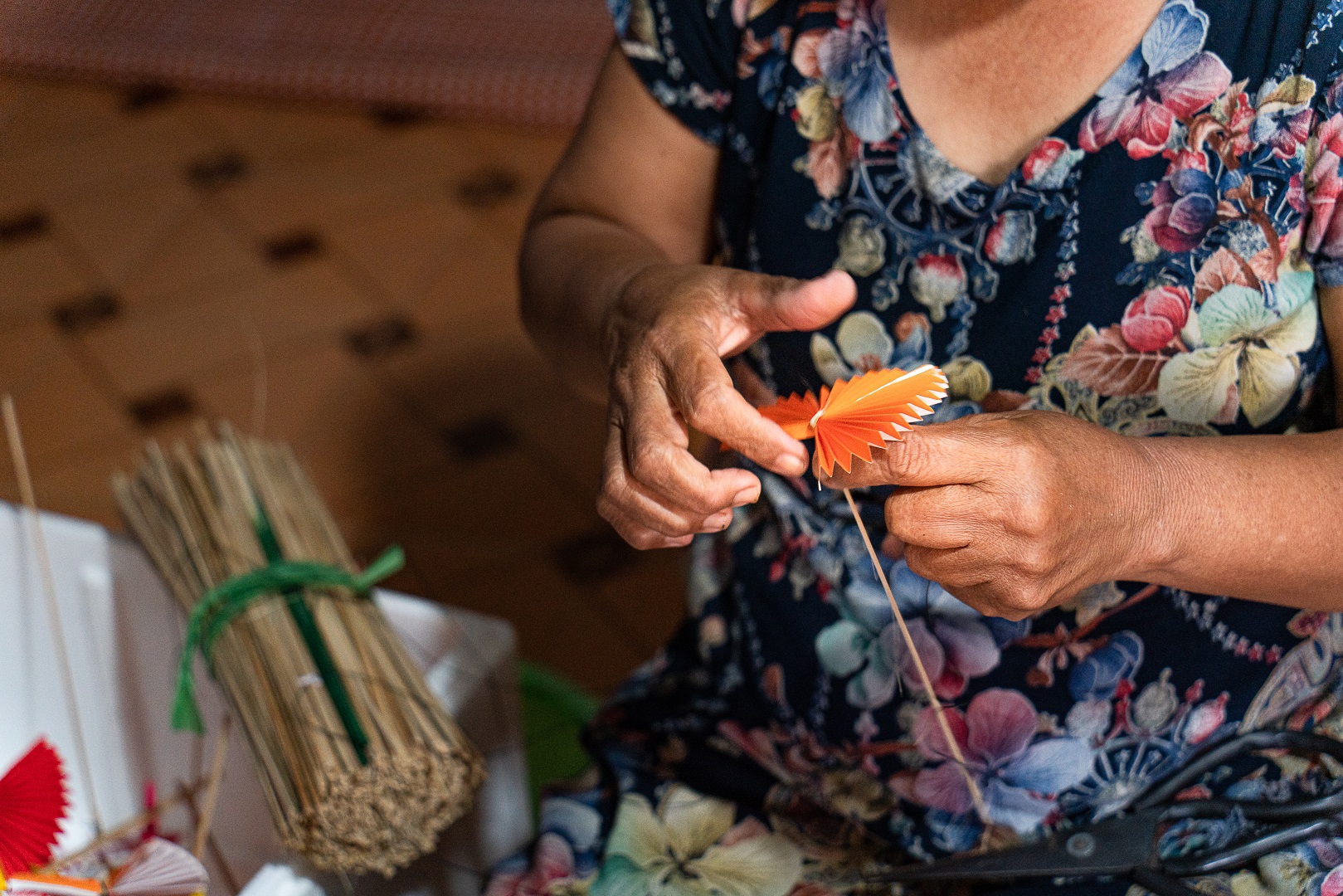 Artisans in the village are friendly and hospitable. They are willing to instruct visitors to make paper flowers and share their stories during the journey of making paper flowers. Photo: Nguyen Trung Au / Tuoi Tre News