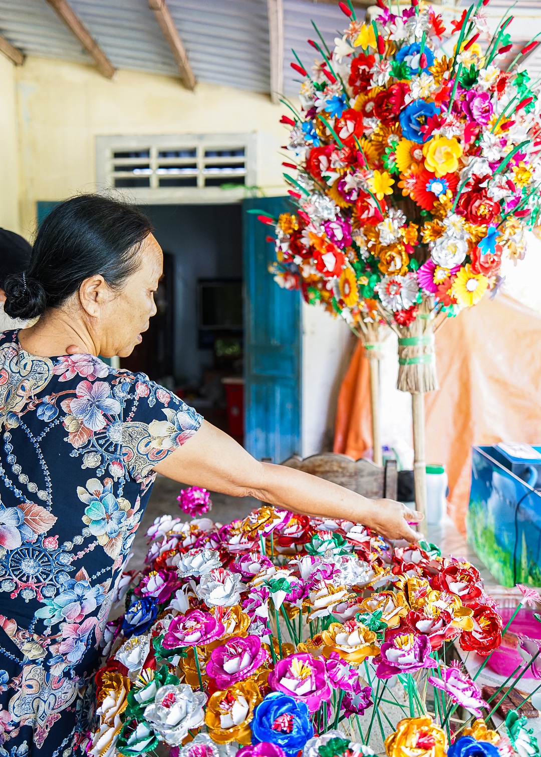 An artisan introduces her paper flower products at Thanh Tien Village, Thua Thien-Hue Province, Vietnam. Photo: Nguyen Trung Au / Tuoi Tre News