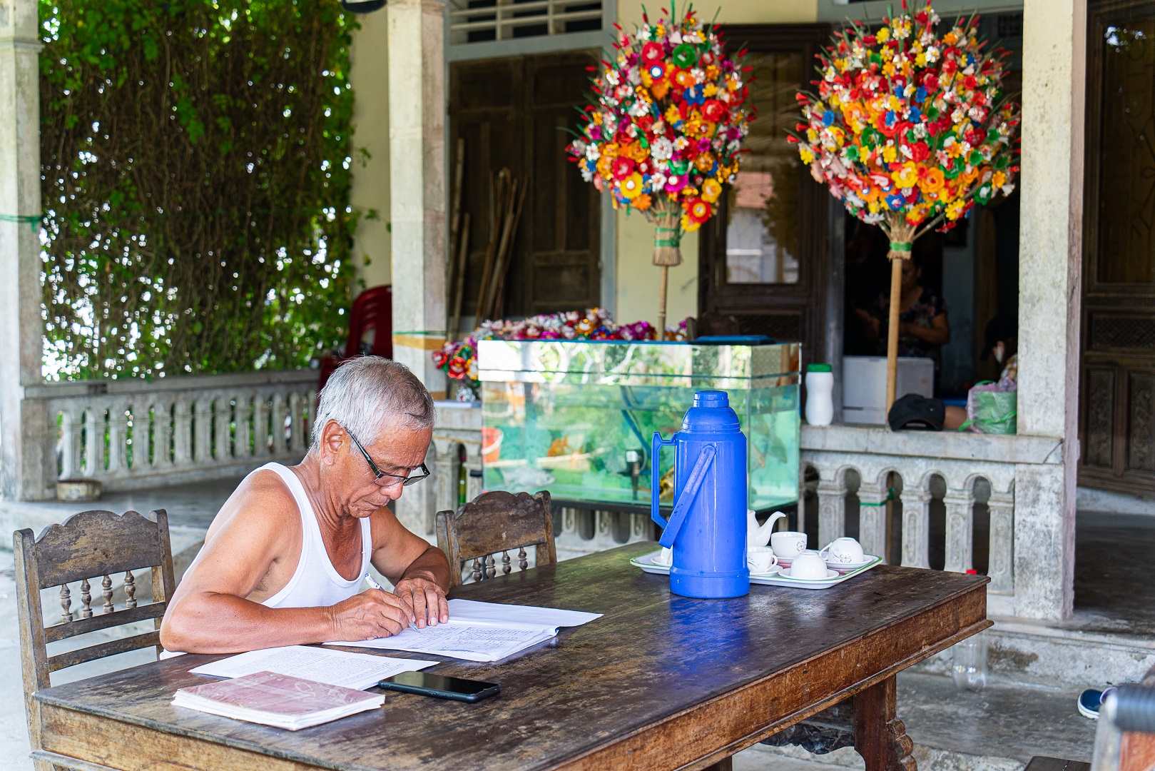 Artisans in the village are friendly and hospitable. They are willing to instruct visitors to make paper flowers and share their stories during the journey of making paper flowers. Photo: Nguyen Trung Au / Tuoi Tre News