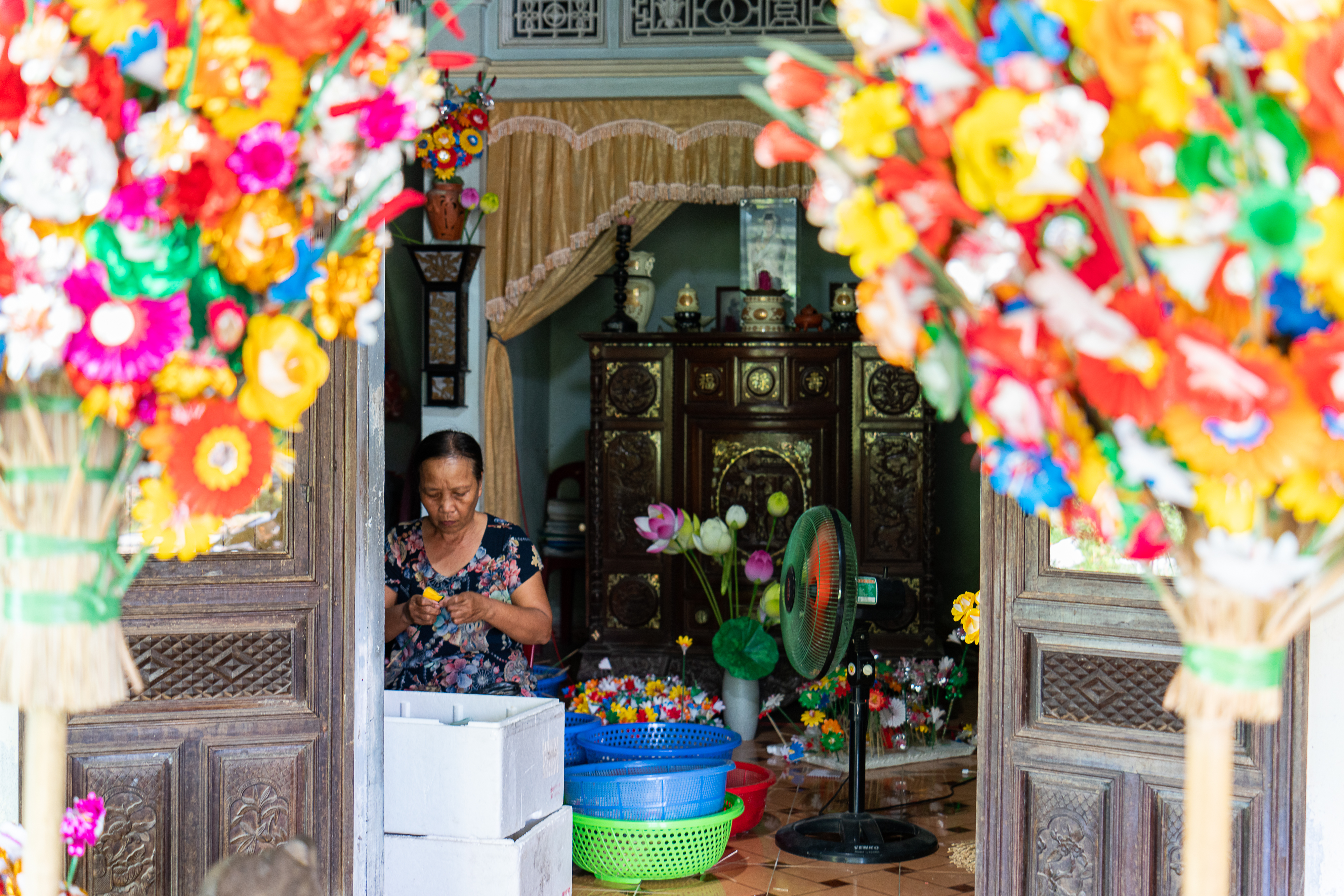 Paper flowers make Thanh Tien Village in Thua Thien-Hue more colorful