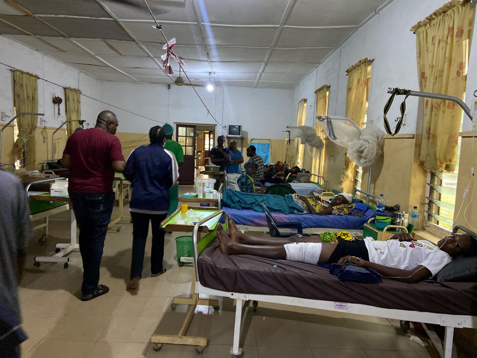 Victims of the bomb attack during a Catholic mass at St. Francis Catholic church receive treatment at St. Louis Catholic Hospital, in Owo, Nigeria, June 5, 2022. Photo: Reuters