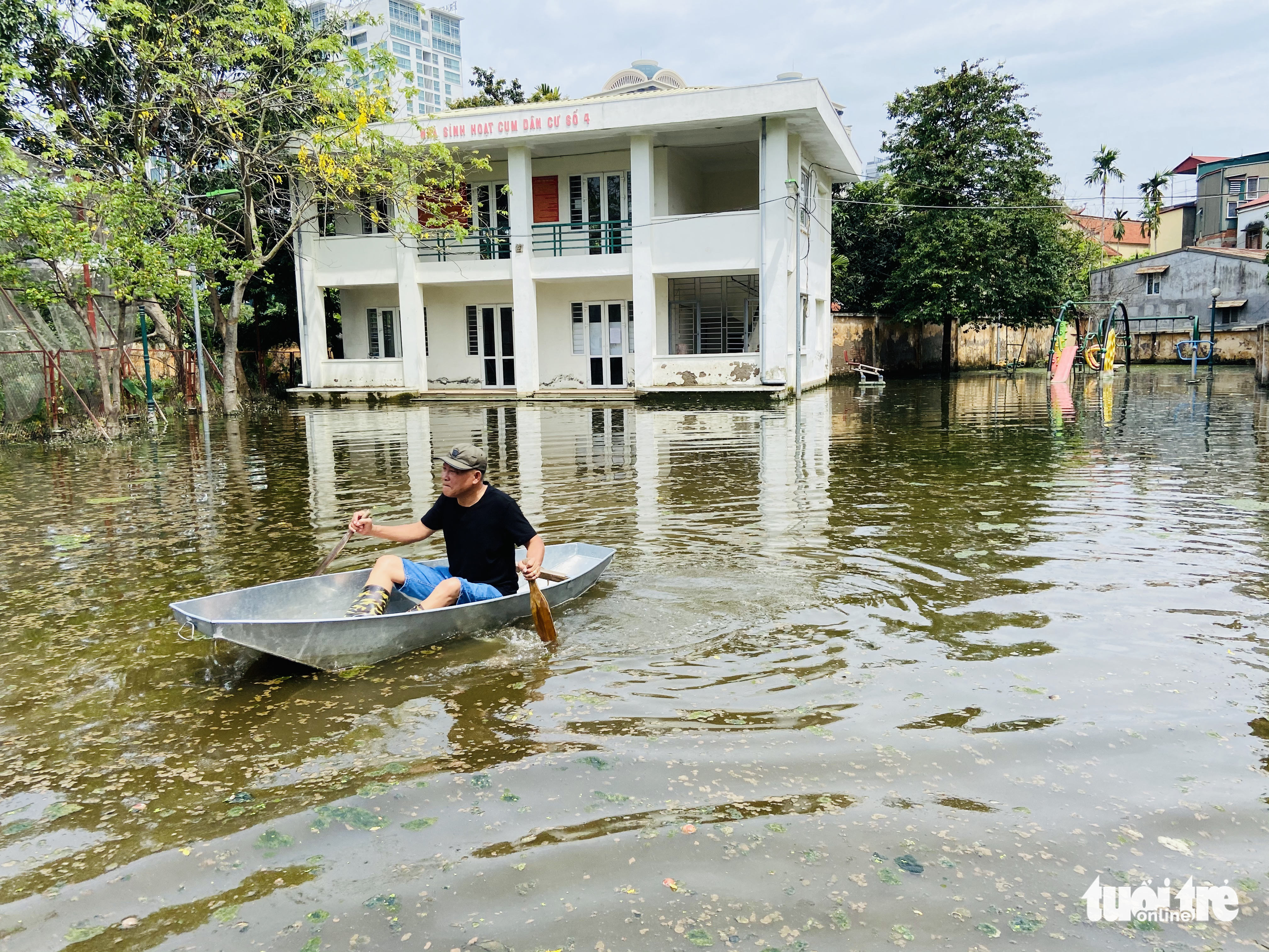 A man travels on a boat in a flooded neighborhood in Tu Lien Ward, Tay Ho District, Hanoi, June 5, 2022. Photo: Quang The / Tuoi Tre