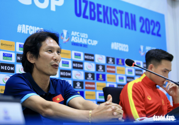 Vietnam head coach Gong Oh Kyun speaks at a press conference after their second Group C game of the 2022 AFC U23 Asian Cup in Uzbekistan, June 5, 2022. Photo: Huu Tan / Tuoi Tre.