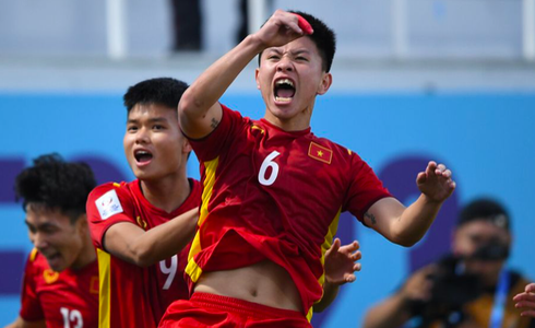 Vietnam’s Vu Tien Long (6) celebrates his equalizer against South Korea in their second Group C game of the 2022 AFC U23 Asian Cup in Uzbekistan, June 5, 2022. Photo: Huu Tan / Tuoi Tre.