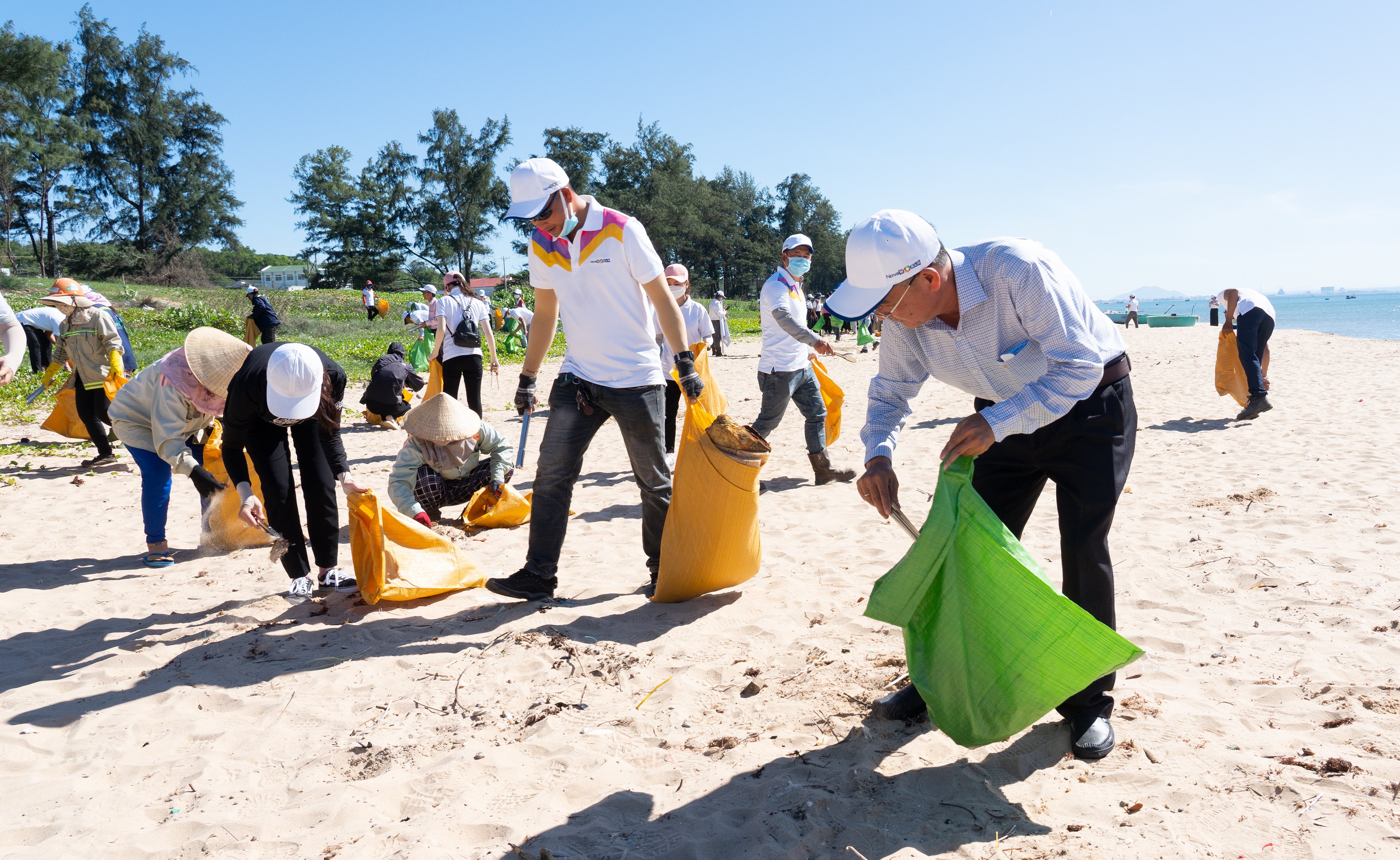 People clean up the beach in Binh Thuan Province, Vietnam, June 5, 2022. Photo: Huu Hanh / Tuoi Tre