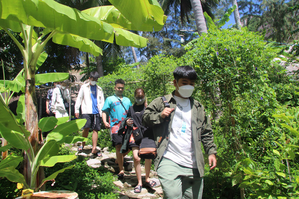 Tourists visit Lai Son Island, Kien Hai Island District, Kien Giang Province. Photo: C.Cong / Tuoi Tre