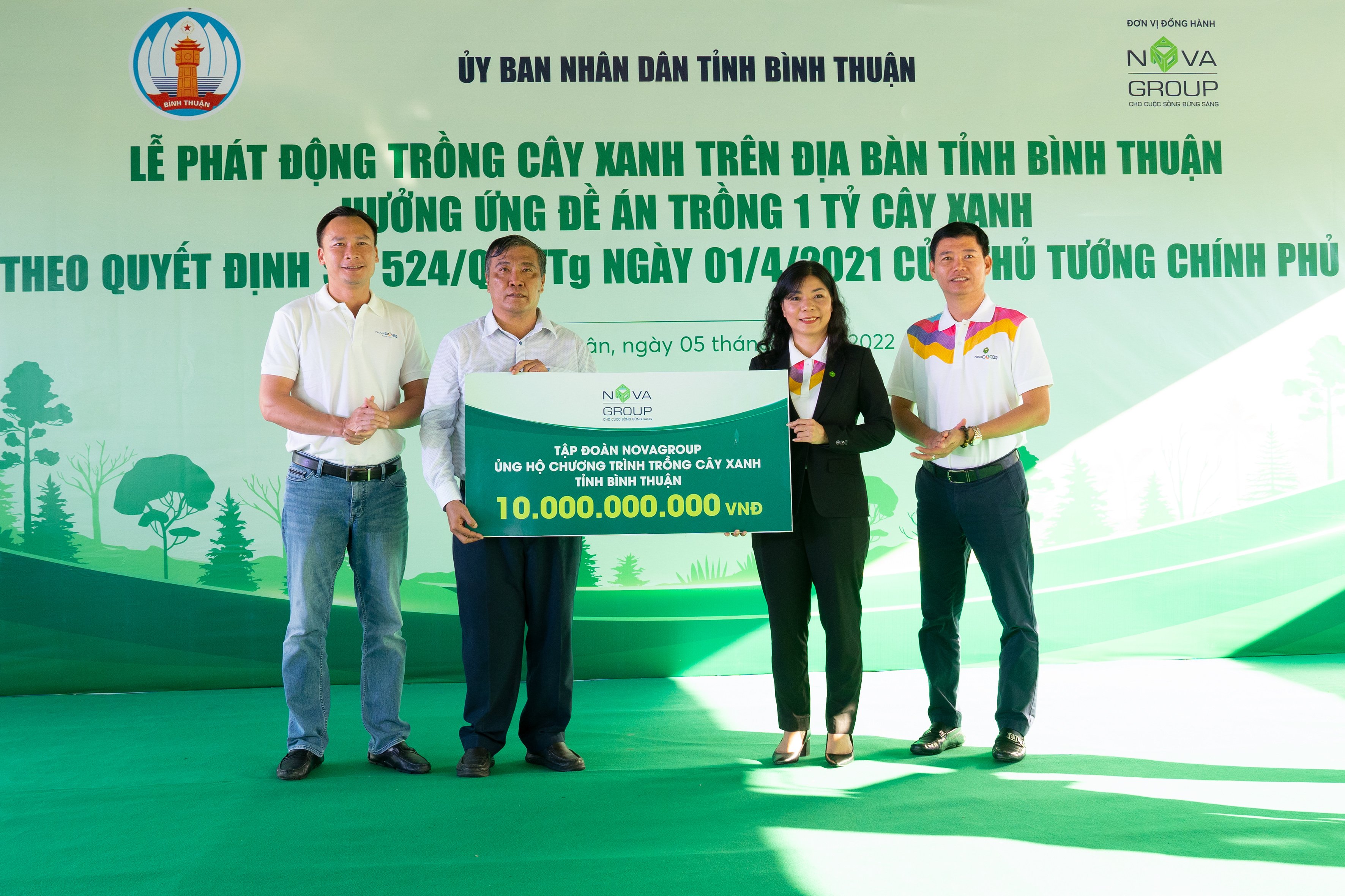 NovaGroup presents VND10 billion (US$431,200) worth of support for the tree planting program in Binh Thuan Province, Vietnam, June 5, 2022. Photo: Huu Hanh / Tuoi Tre
