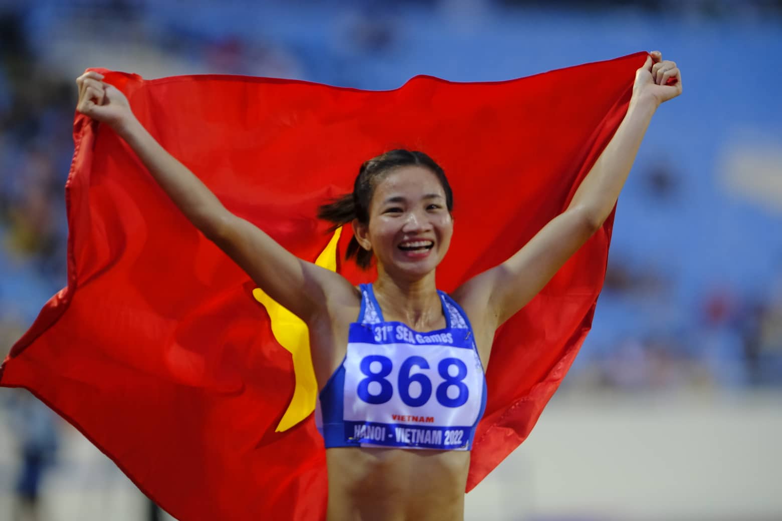 Nguyen Thi Oanh celebrates her gold medal for the Vietnamese athletics team at the 31st Southeast Asian (SEA) Games in Vietnam, May 2022. Photo: Nam Tran / Tuoi Tre
