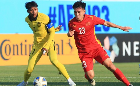 Vietnam (R) and Malaysia players vie for the ball during their final Group C game at the 2022 AFC U23 Asian Cup in Uzbekistan, June 8, 2022. Photo: Huu Tan / Tuoi Tre