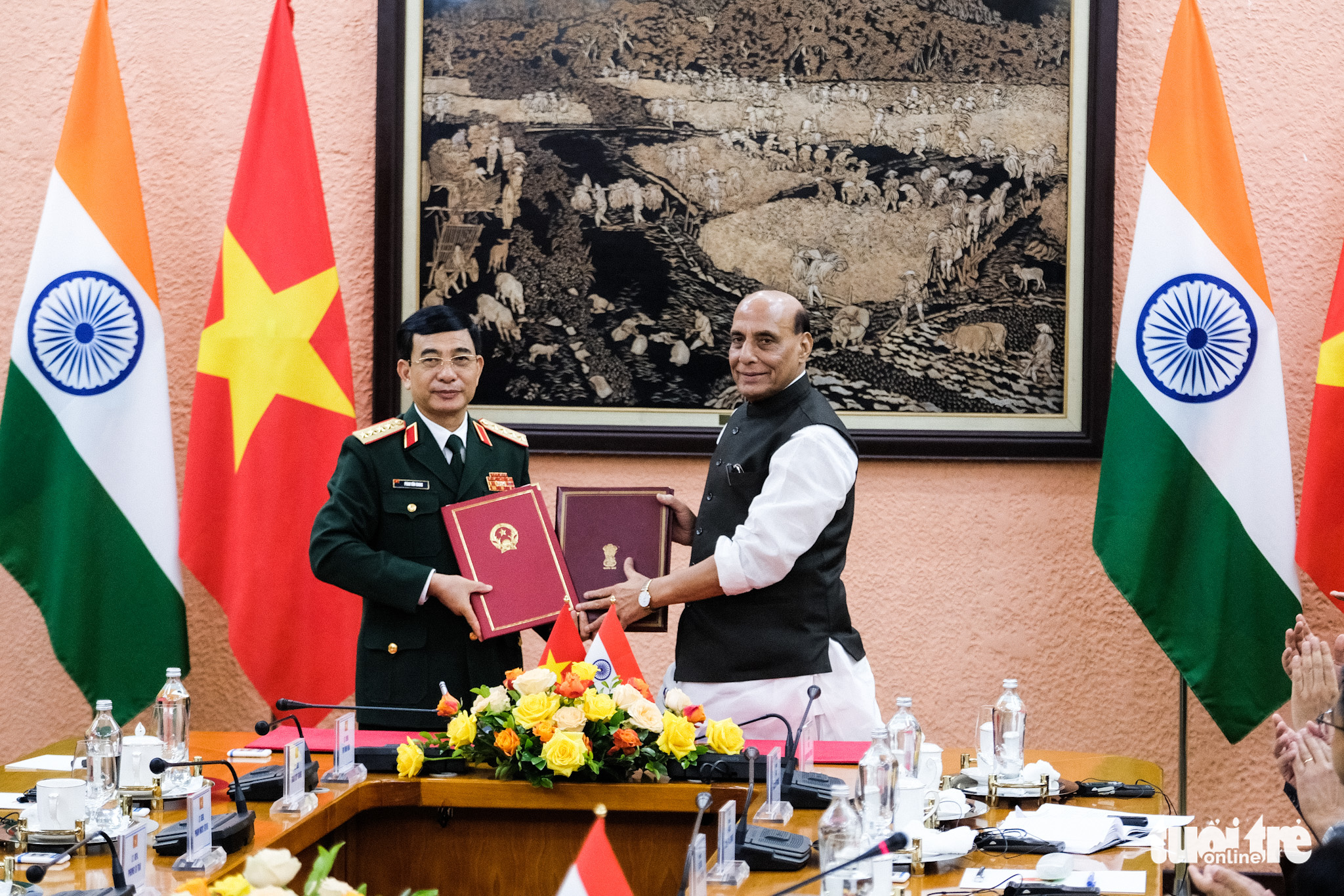 Vietnamese Minister of National Defense Phan Van Giang (L) and his Indian counterpart Rajnath Singh sign a statement and a memorandum of understanding after their talks in Hanoi, June 8, 2022. Photo: Nam Tran / Tuoi Tre