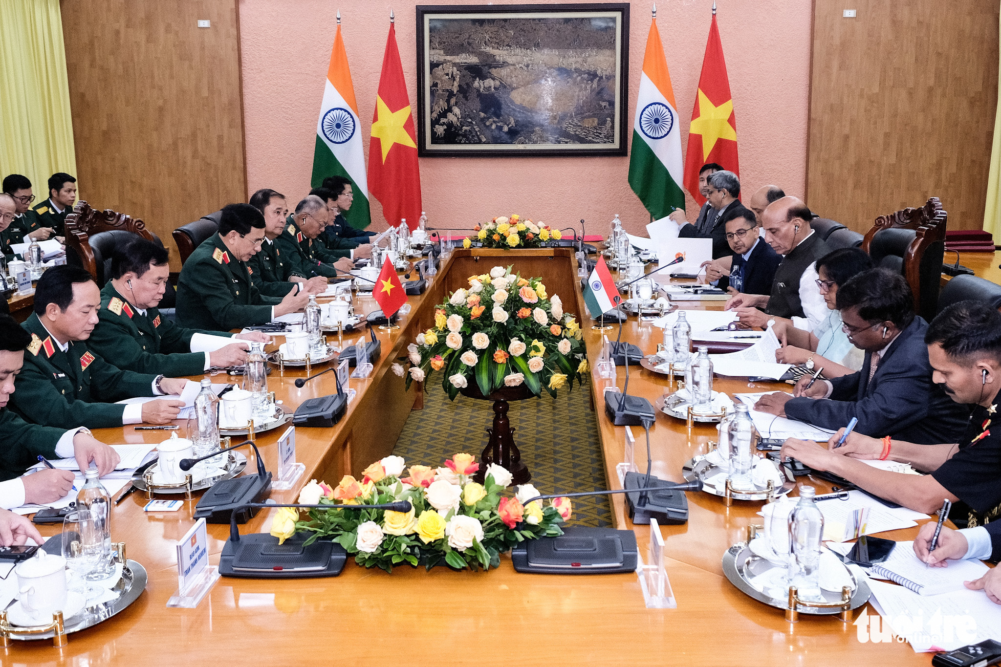 Vietnamese Minister of National Defense Phan Van Giang and his Indian counterpart Rajnath Singh join talks in Hanoi, June 8, 2022. Photo: Nam Tran / Tuoi Tre