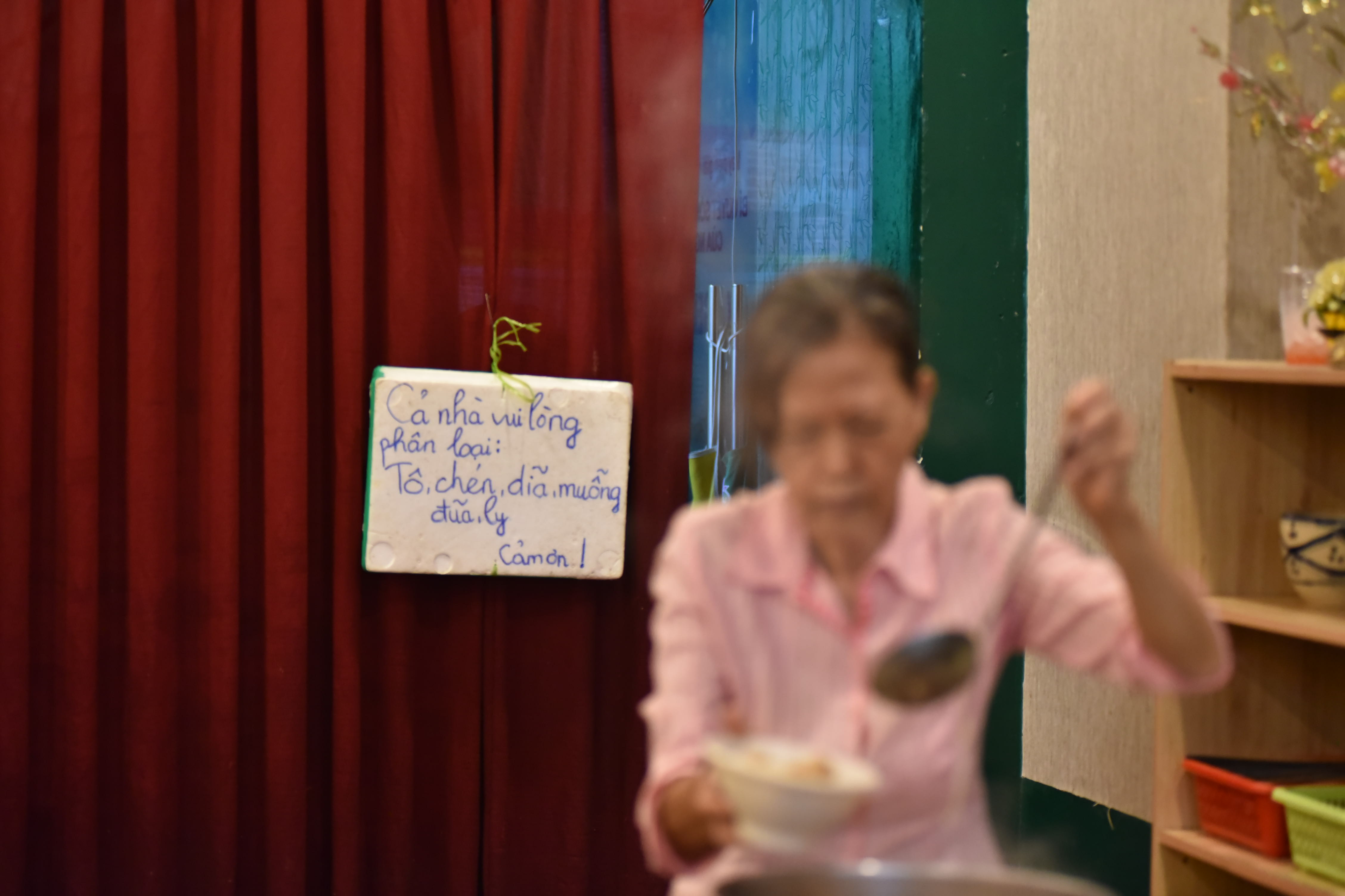 A sign asks diners to clean up and sort their eating utensils after finishing their meals at Man Tu Vegan at 201 Nguyen Thi Minh Khai, District 1, Ho Chi Minh City during peak hours. Photo: Ngoc Phuong / Tuoi Tre News