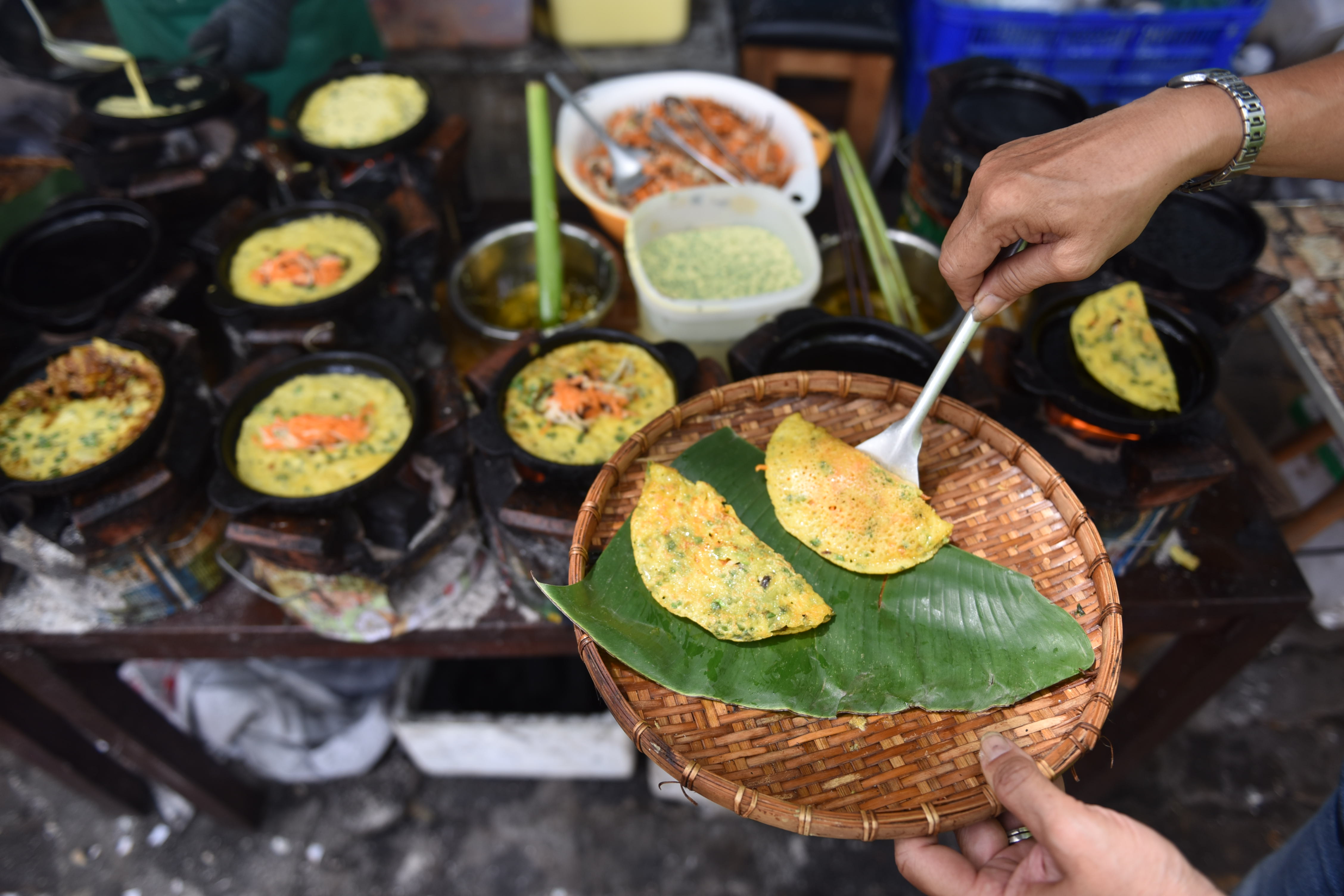 Vegan ‘banh xeo’ (Vietnamese sizzling crepes) is served at Man Tu Vegan at 201 Nguyen Thi Minh Khai, District 1, Ho Chi Minh City. Photo: Ngoc Phuong / Tuoi Tre News