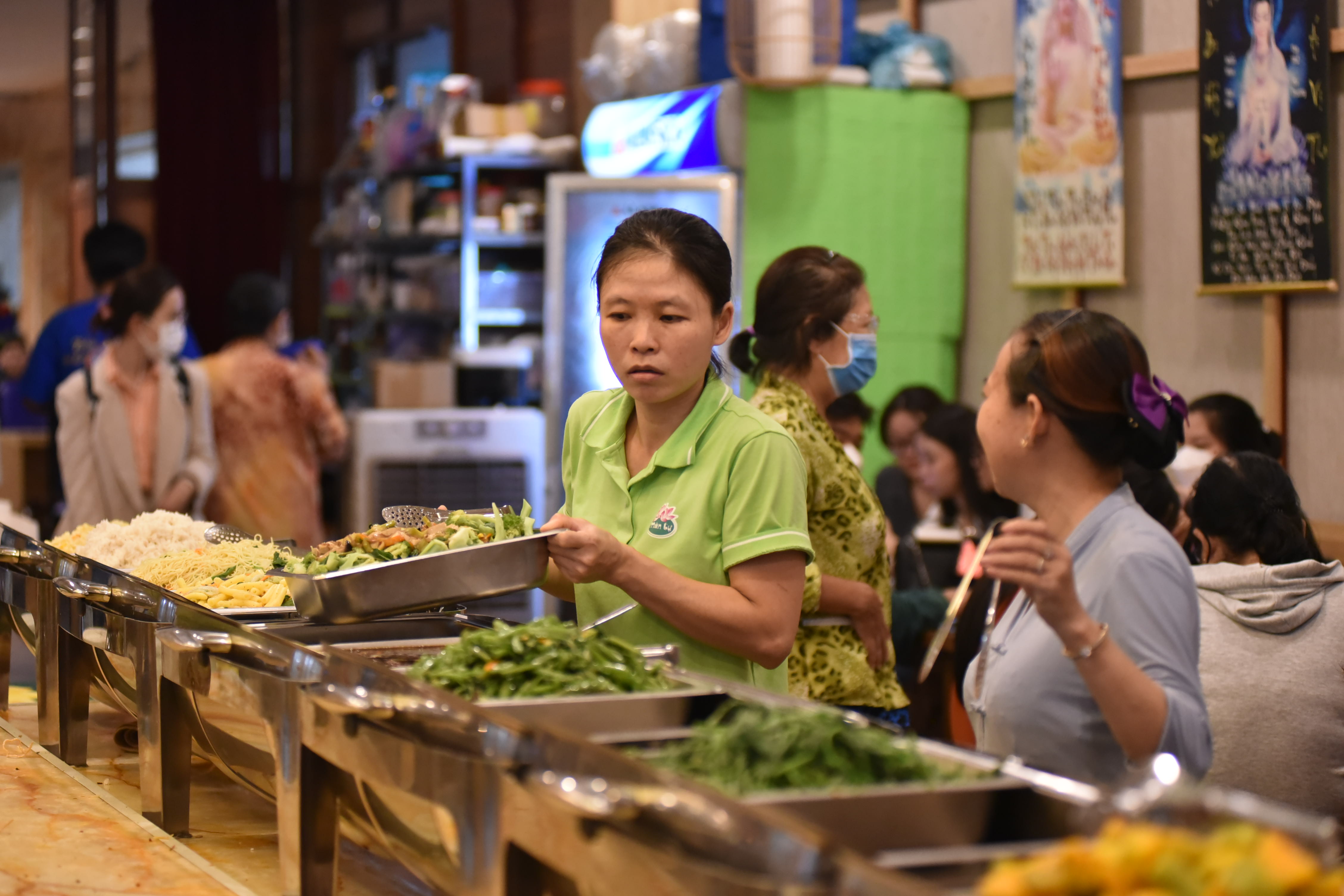 A staff member prepares vegan food at Man Tu Vegan at 201 Nguyen Thi Minh Khai, District 1, Ho Chi Minh City. Photo: Ngoc Phuong / Tuoi Tre News