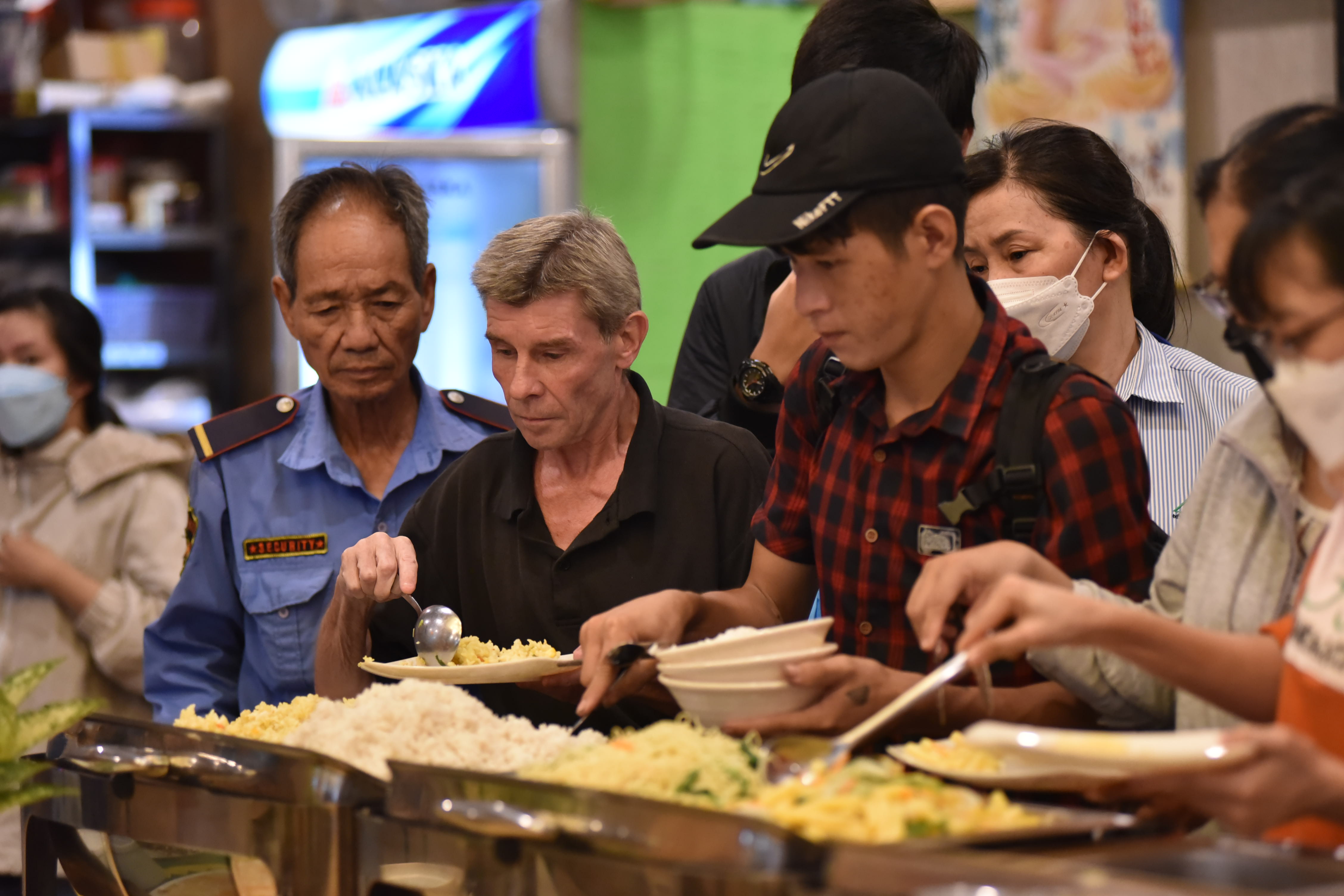 Diners choose food at the buffet line at Man Tu Vegan at 201 Nguyen Thi Minh Khai, District 1, Ho Chi Minh City. Photo: Ngoc Phuong / Tuoi Tre News