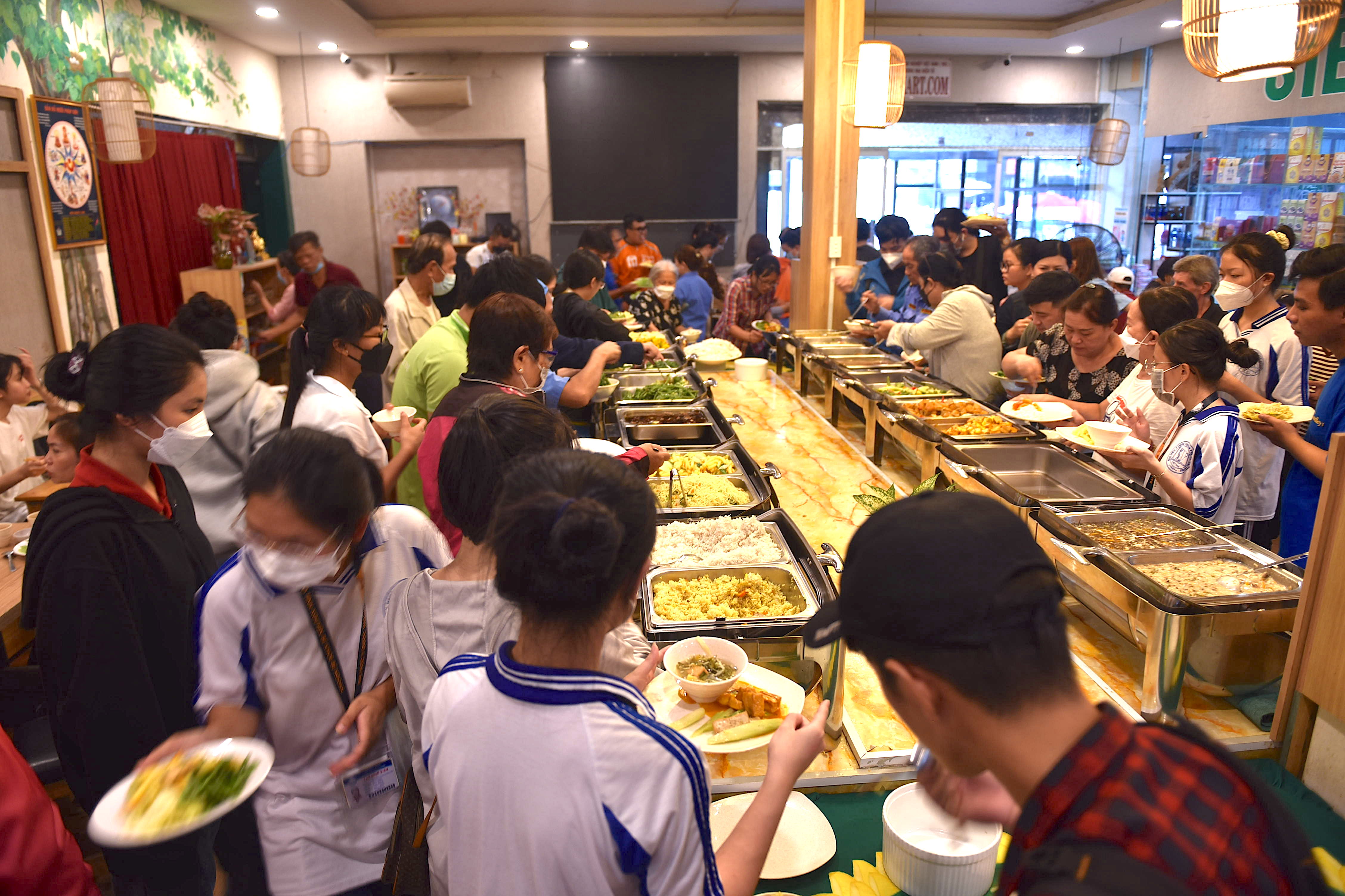 Diners at Man Tu Vegan at 201 Nguyen Thi Minh Khai, District 1, Ho Chi Minh City during peak hours. Photo: Ngoc Phuong / Tuoi Tre News