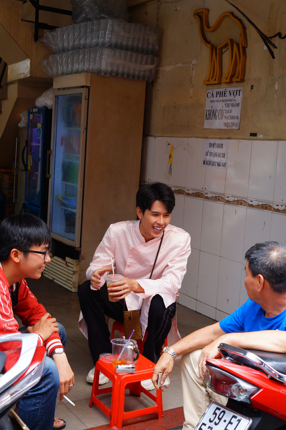 Customers chat while sipping a cup of ca phe vot at a nameless café in a small alley on Phan Dinh Phung Street, Phu Nhuan District, Ho Chi Minh City. Photo: Duc Noise / Tuoi Tre