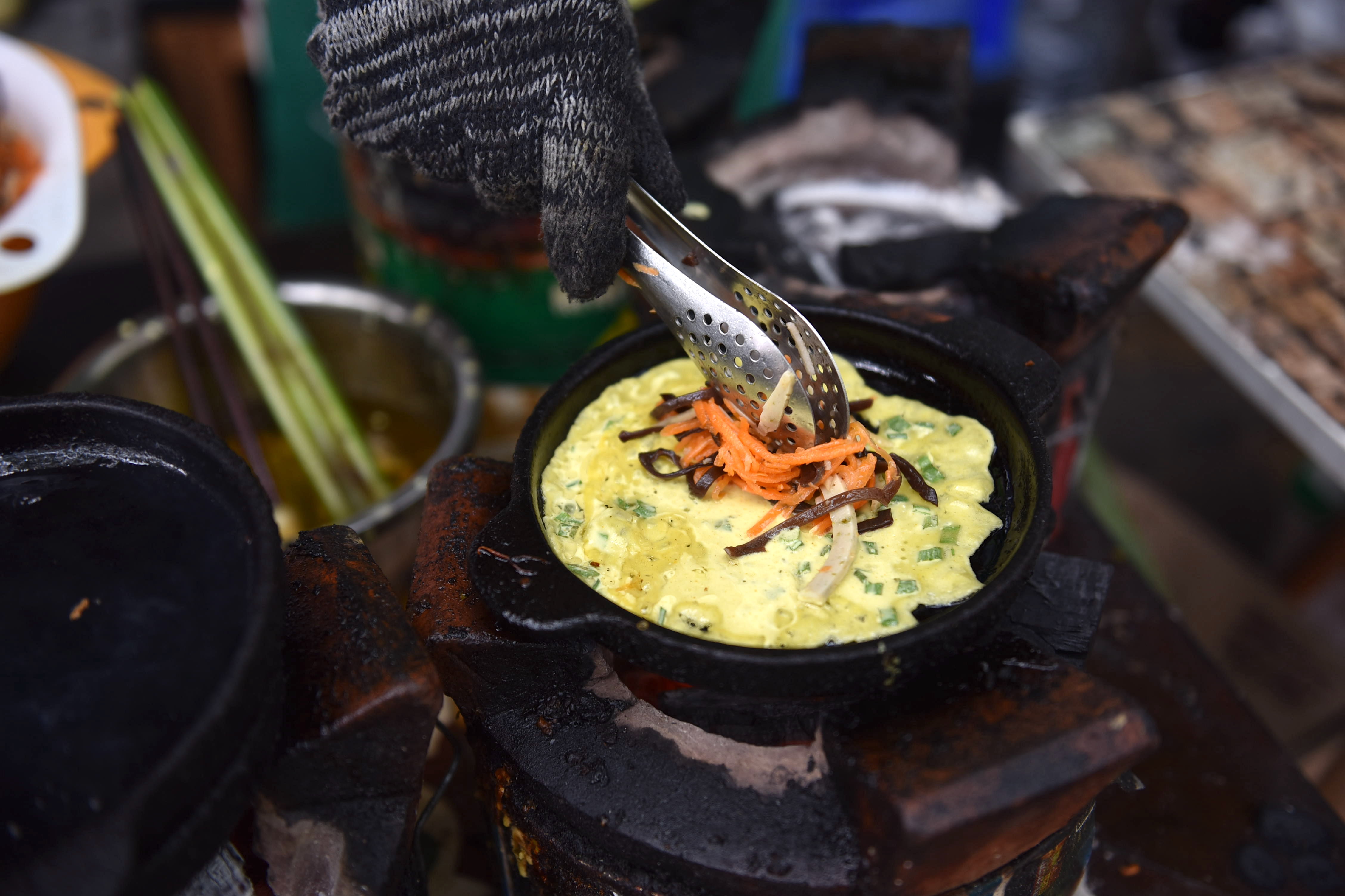 A staff member makes vegan ‘banh xeo’ (Vietnamese sizzling crepes) at Man Tu Vegan at 201 Nguyen Thi Minh Khai, District 1, Ho Chi Minh City. Photo: Ngoc Phuong / Tuoi Tre News