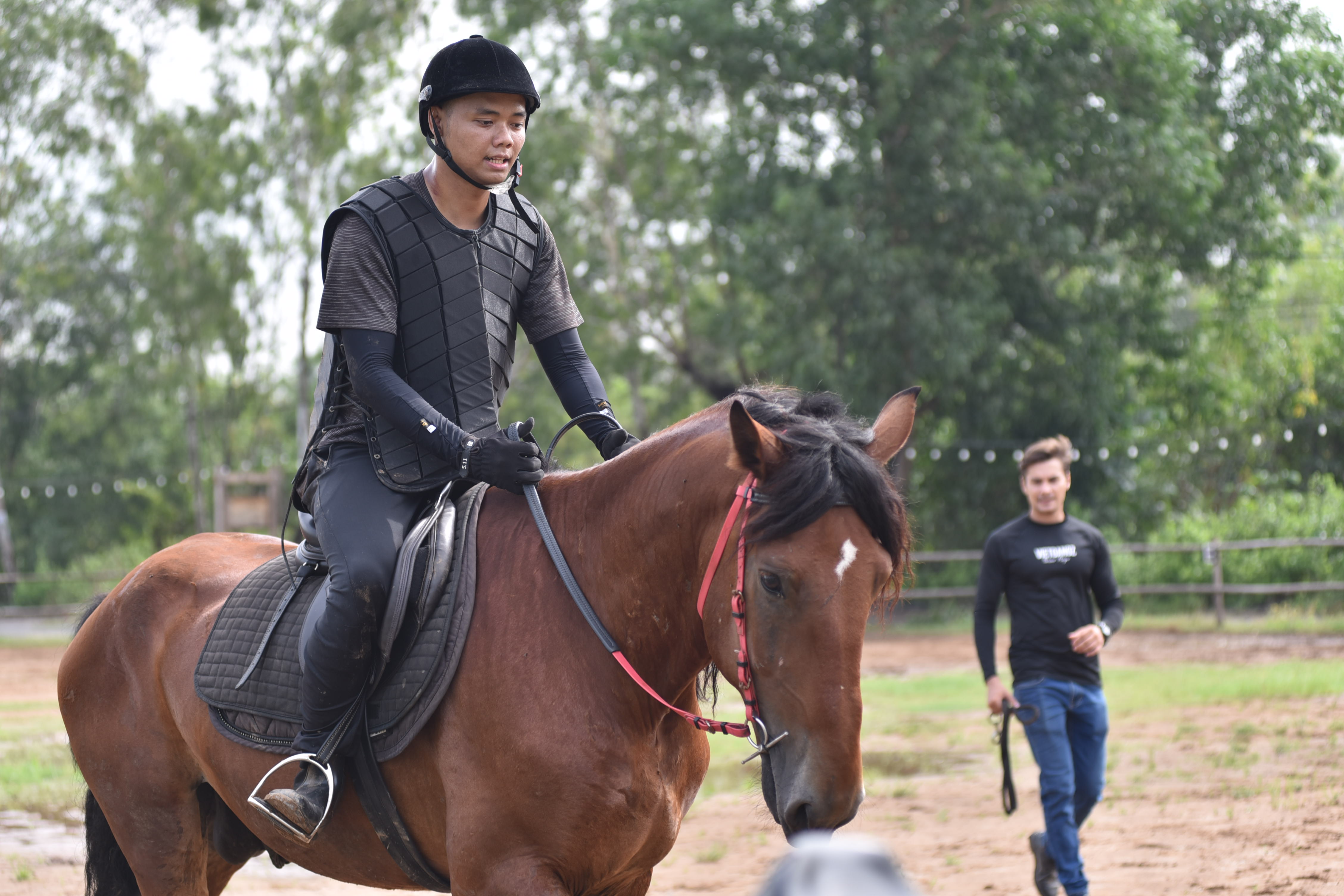 Rider Tran Duy An Khuong learns to ride a horse at Vietgangz Horse Club, Thu Duc City, Ho Chi Minh City. Photo: Ngoc Phuong / Tuoi Tre News