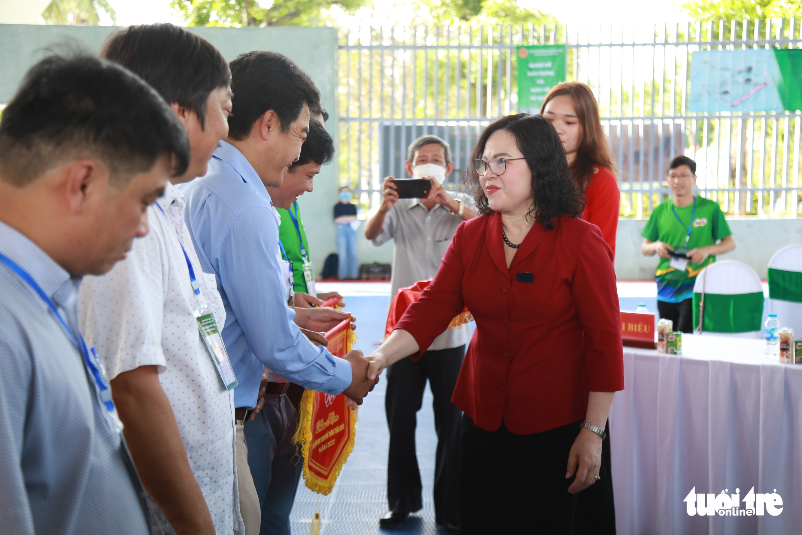 Deputy Minister of Education and Training Ngo Thi Minh (R) during the launching ceremony of the campaign to prevent drowning in children in Da Nang City, Vietnam, June 10, 2022. Photo: Doan Nhan / Tuoi Tre