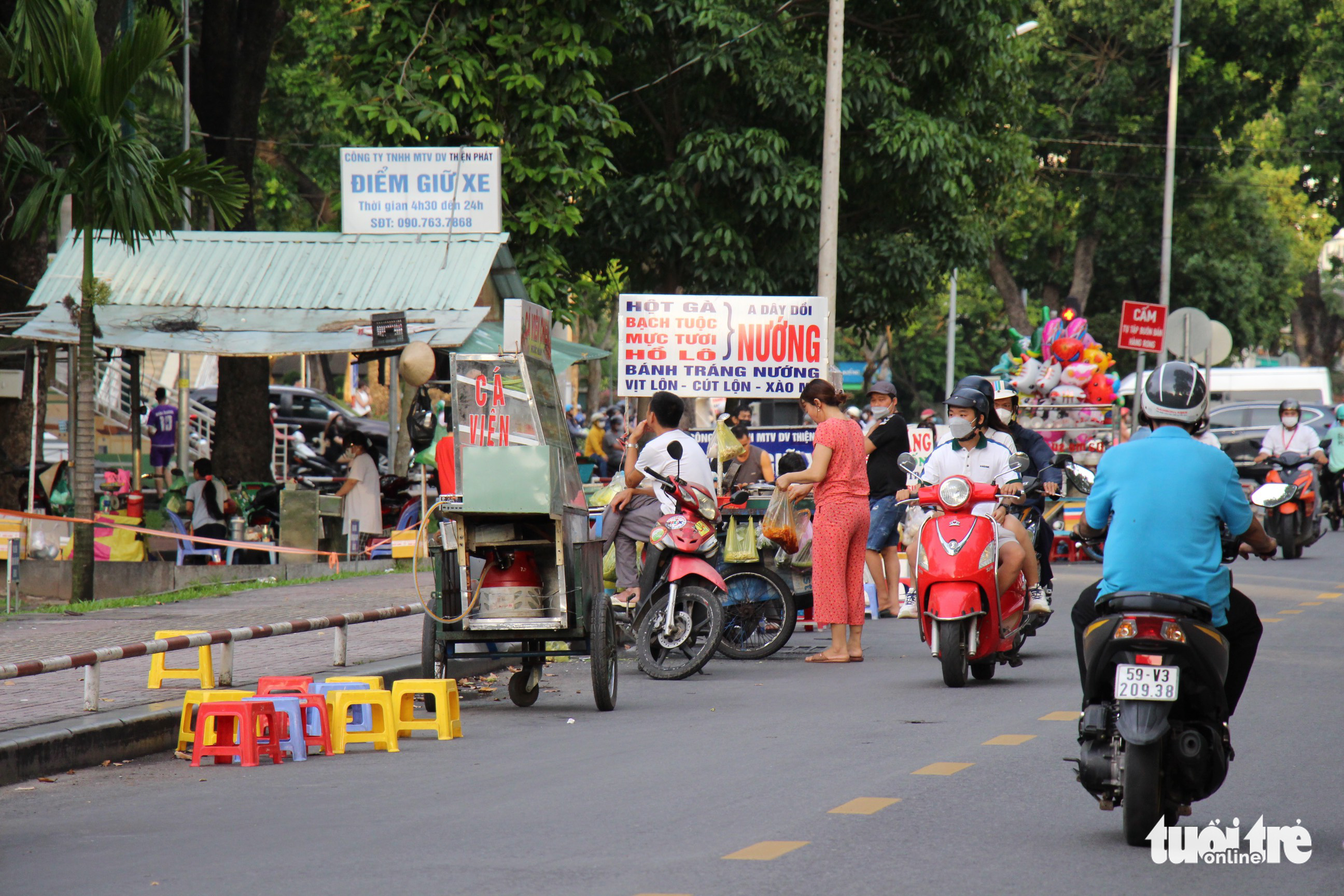 Street vendors encroach on Dang Van Sam Street in Go Vap District, Ho Chi Minh City. Photo: Phuong Quyen / Tuoi Tre