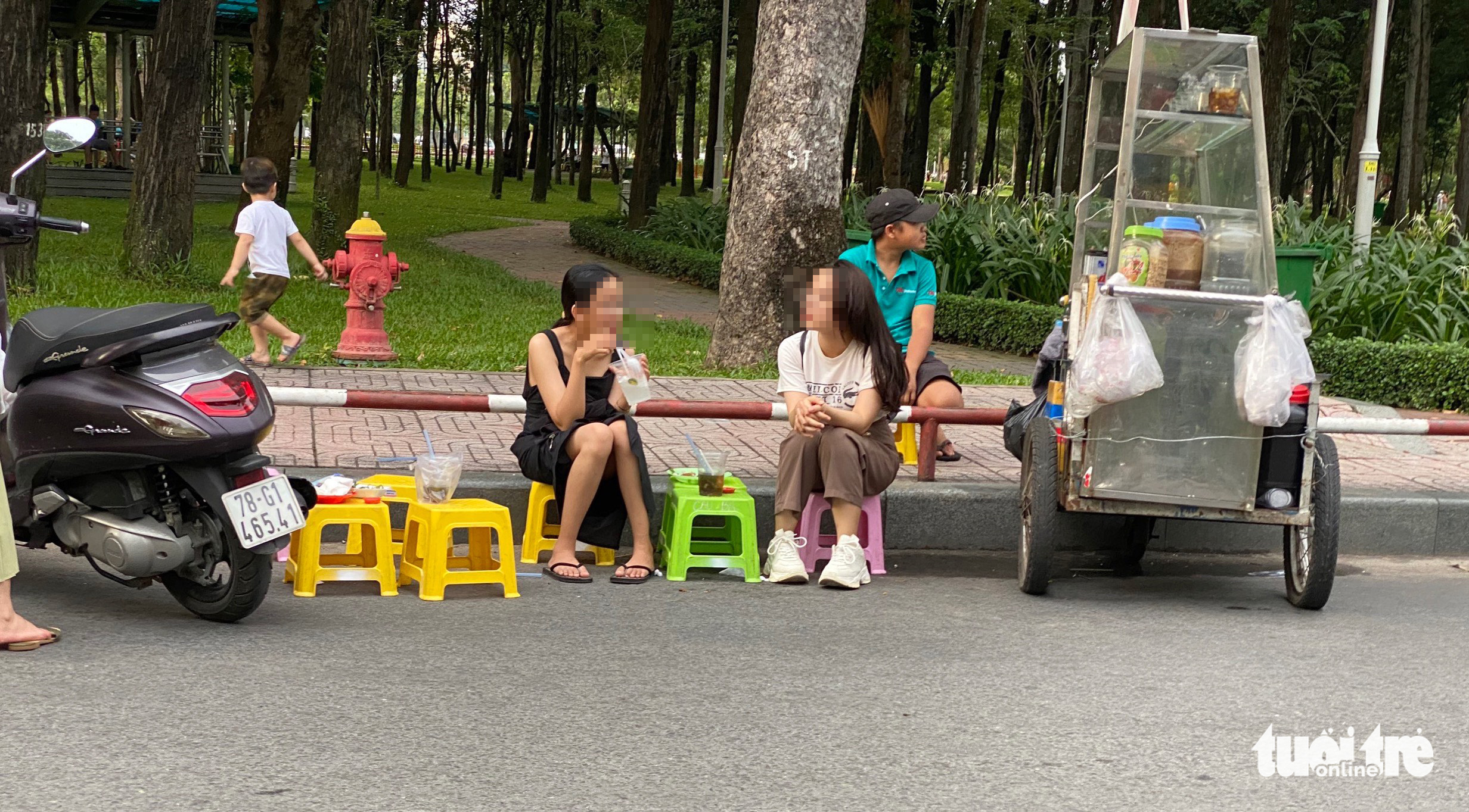 People enjoy beverages at a stall illegally displayed on the road surface of Dang Van Sam Street in Go Vap District, Ho Chi Minh City. Photo: Minh Duy / Tuoi Tre