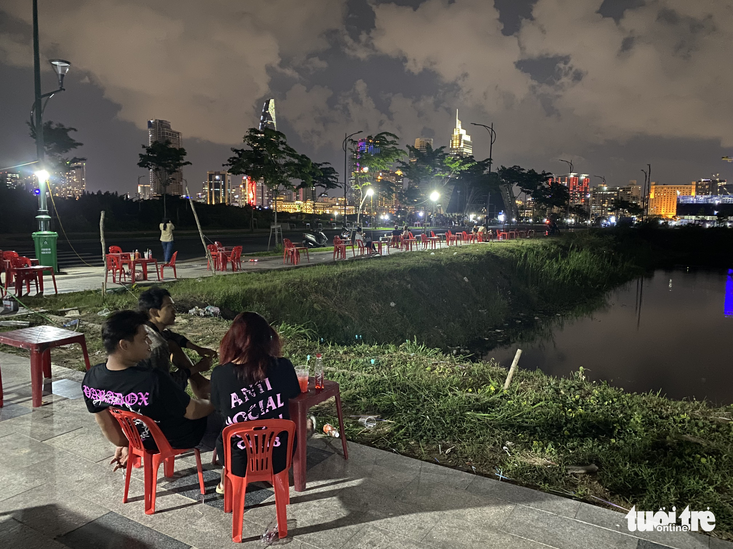 People enjoy beverages at a stall illegally displayed on the sidewalk of D1 Street in Thu Thiem Ward, Thu Duc City, Ho Chi Minh City. Photo: Minh Duy / Tuoi Tre