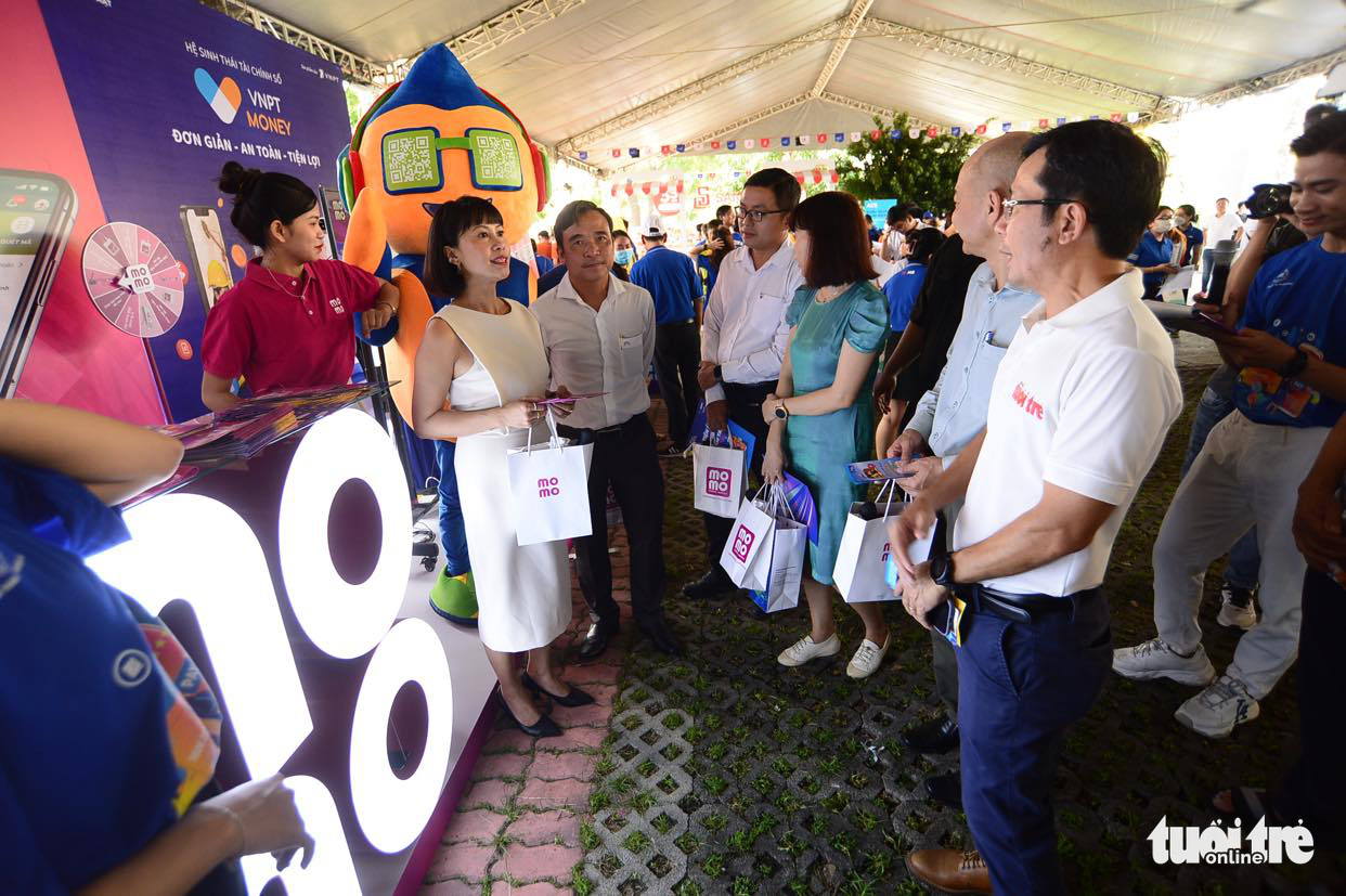 The stall of MoMo e-wallet at the Cashless Fair in Thu Duc City, Ho Chi Minh City, June 12, 2022. Photo: Quang Dinh / Tuoi Tre
