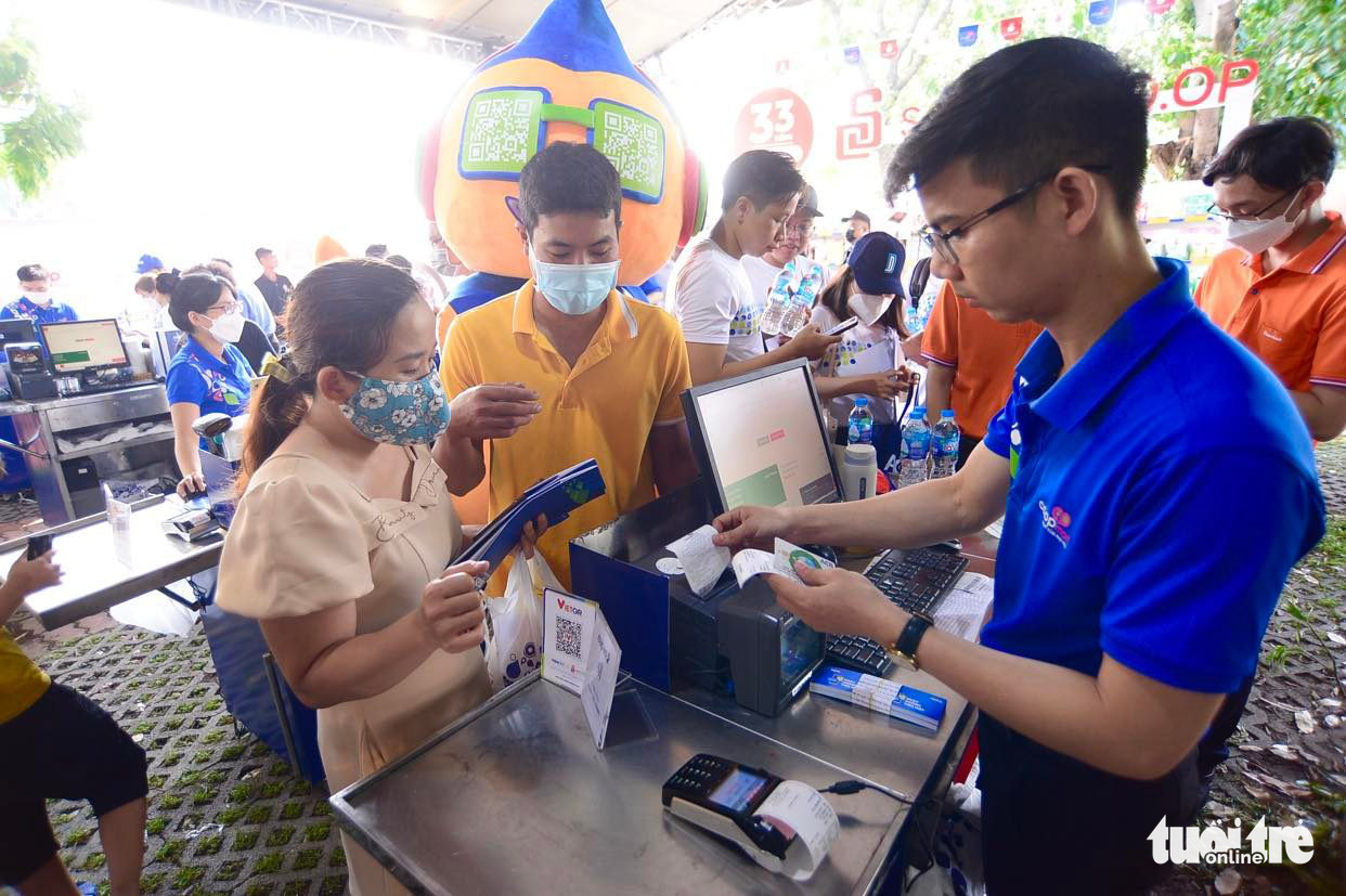 People buy products at the stall of Saigon Co.op at the Cashless Fair in Thu Duc City, Ho Chi Minh City, June 12, 2022. Photo: Quang Dinh / Tuoi Tre