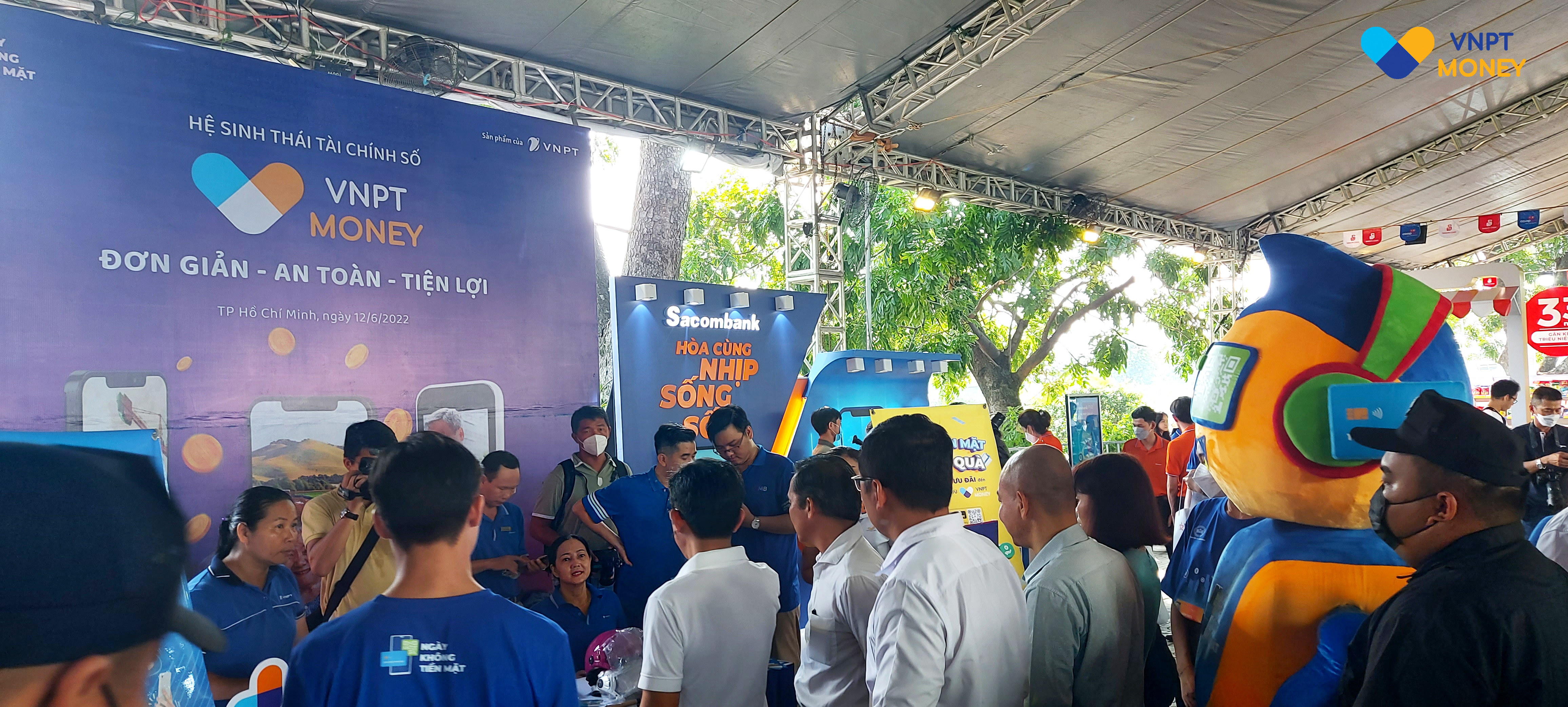 People visit the stall of VNPT at the Cashless Fair in Thu Duc City, Ho Chi Minh City, June 12, 2022. Photo: Quang Dinh / Tuoi Tre