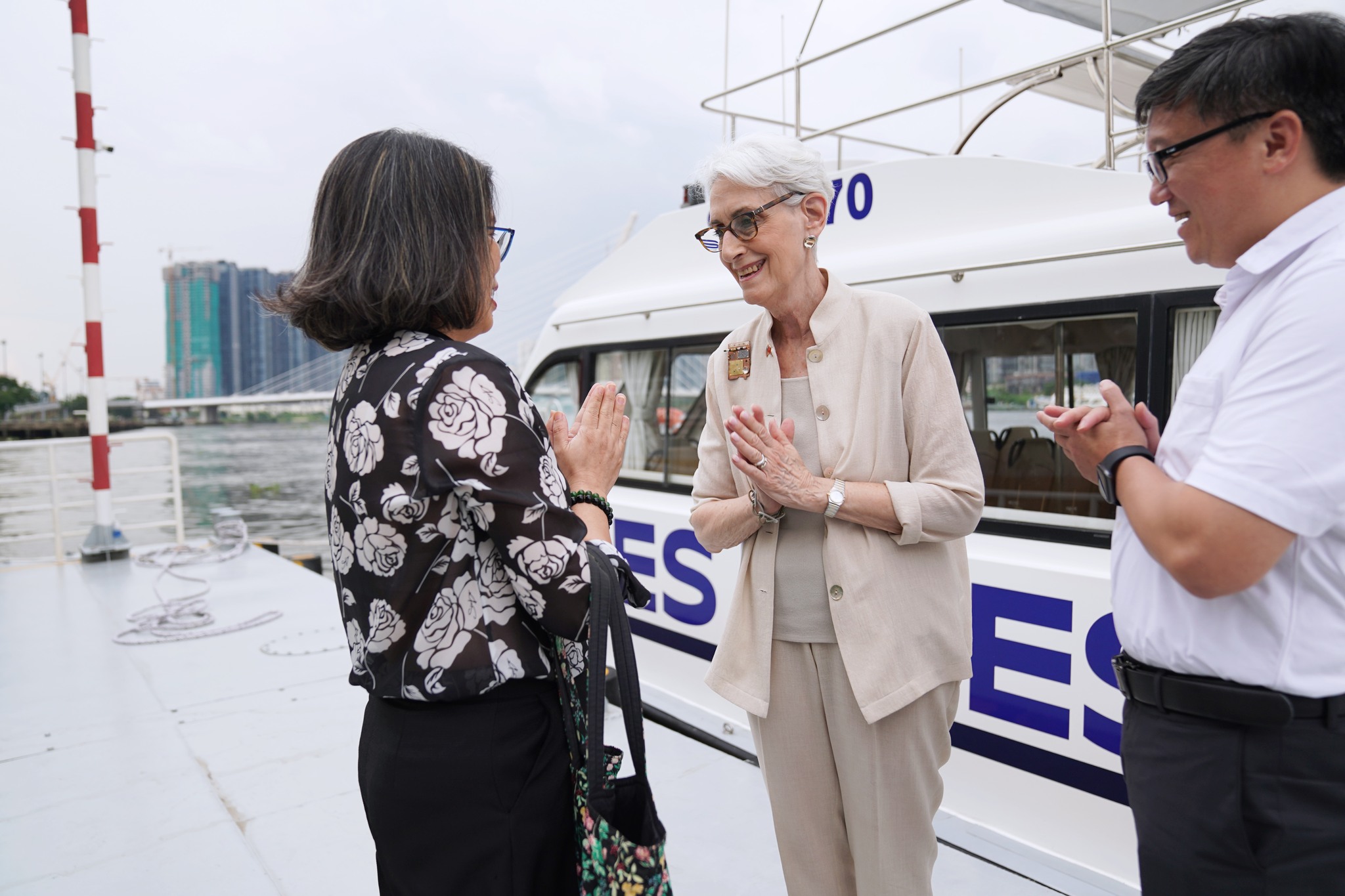 U.S. Deputy Secretary of State Wendy Sherman talks with environmentalists during her tour along the Saigon River in Ho Chi Minh City, June 12, 2022. Photo: U.S. Consulate General in Ho Chi Minh City